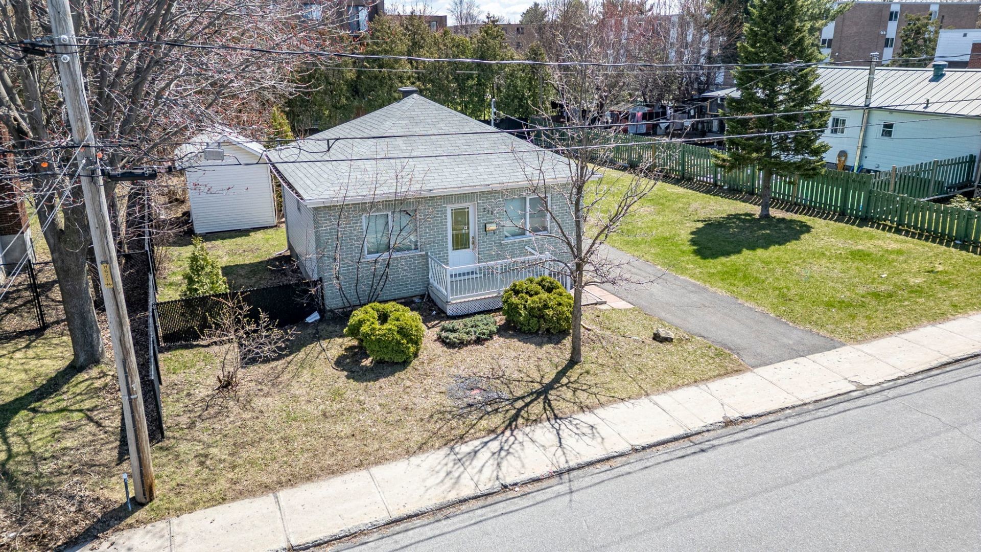 









230


Rue Paul

,
Longueuil (Le Vieux-Longueuil),







QC
J4L1A2

