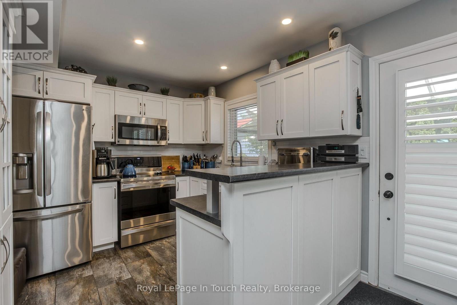 












27 DON STREET

,
Penetanguishene,




Ontario
L9M1E5

