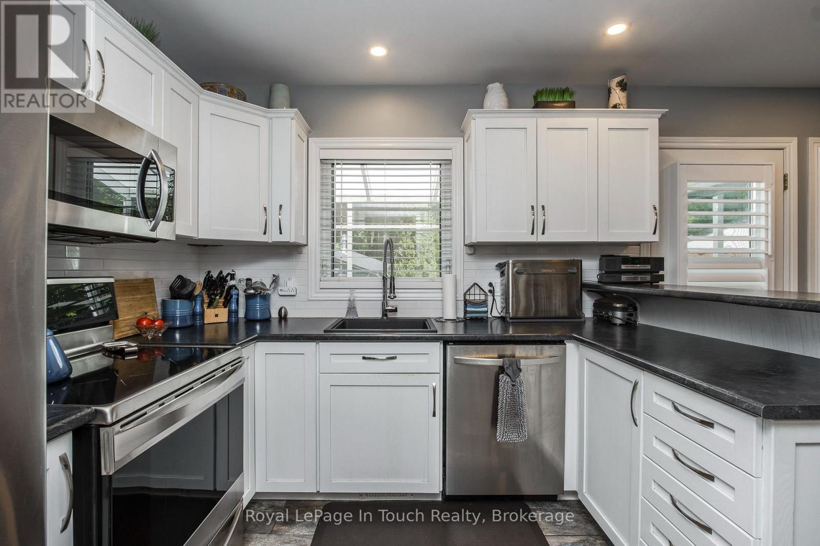 












27 DON STREET

,
Penetanguishene,




Ontario
L9M1E5

