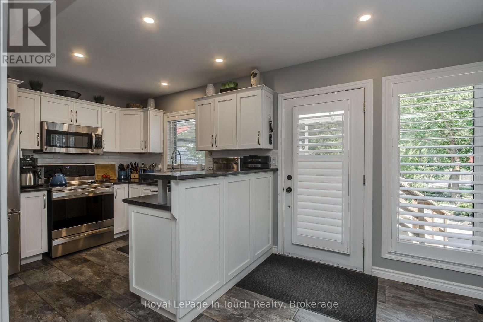 












27 DON STREET

,
Penetanguishene,




Ontario
L9M1E5


