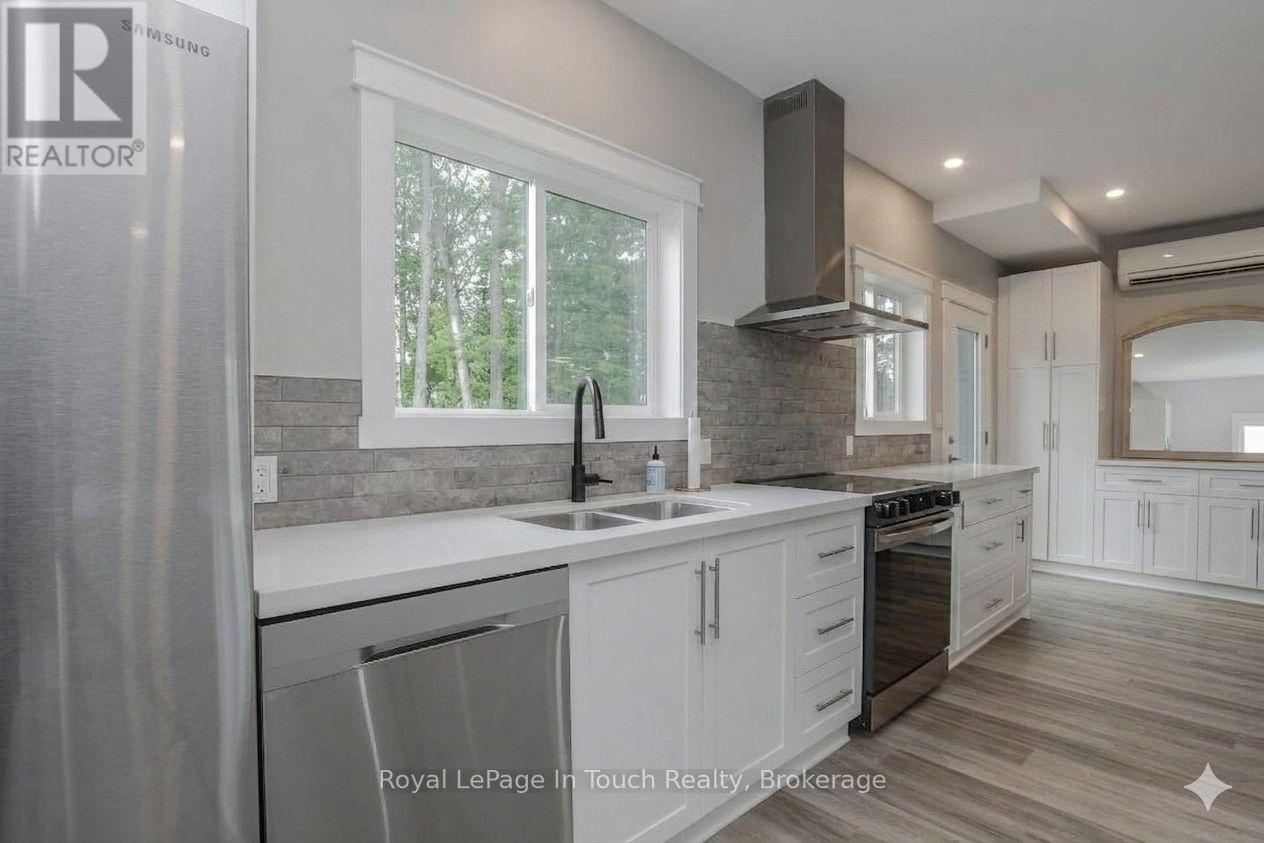 












40 PORT SEVERN ROAD N

,
Georgian Bay (Baxter),




Ontario
L0K1S0

