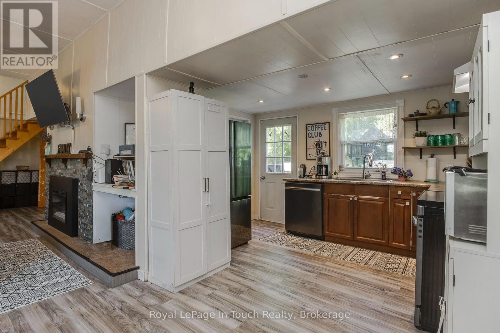 












198 LIMESTONE ROAD

,
Tay,




Ontario
L0K1R0

