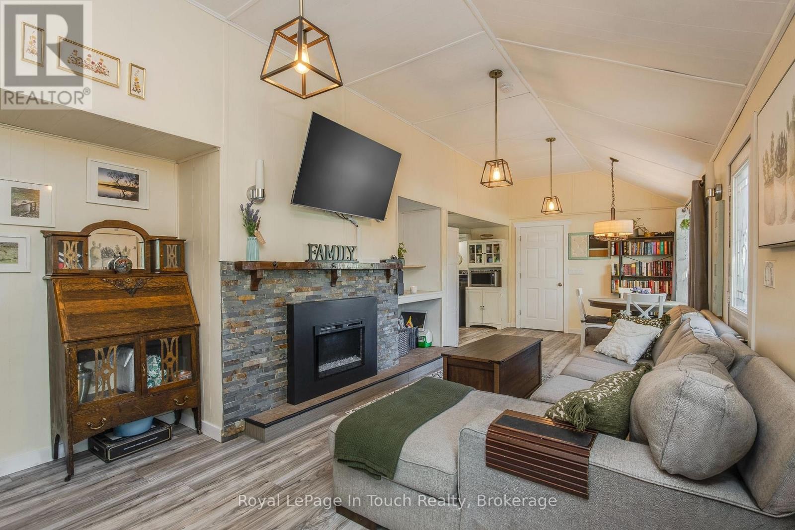 












198 LIMESTONE ROAD

,
Tay,




Ontario
L0K1R0

