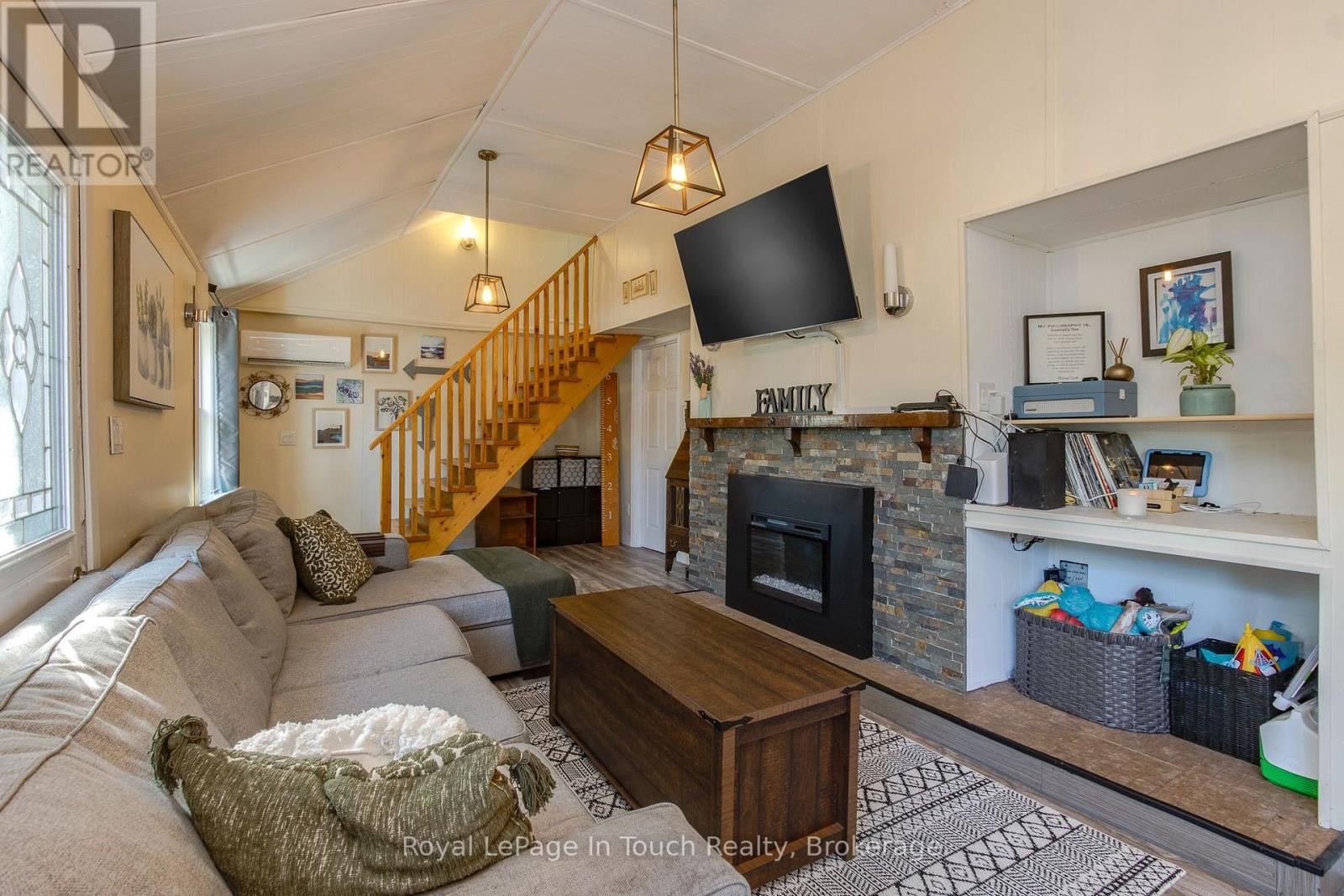 












198 LIMESTONE ROAD

,
Tay,




Ontario
L0K1R0

