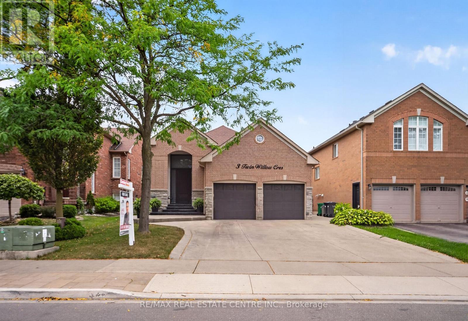 












3 TWIN WILLOW CRESCENT

,
Brampton,




Ontario
L7A1J9

