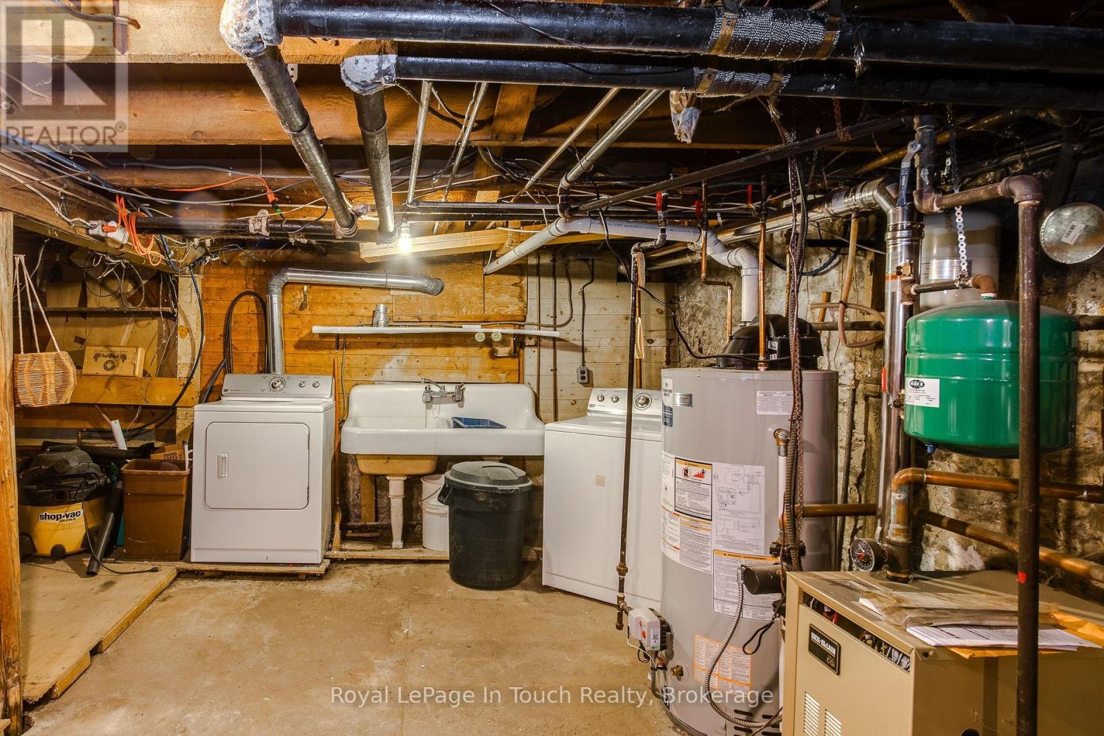 












32 MARIA STREET

,
Penetanguishene,




Ontario
L9M1L7

