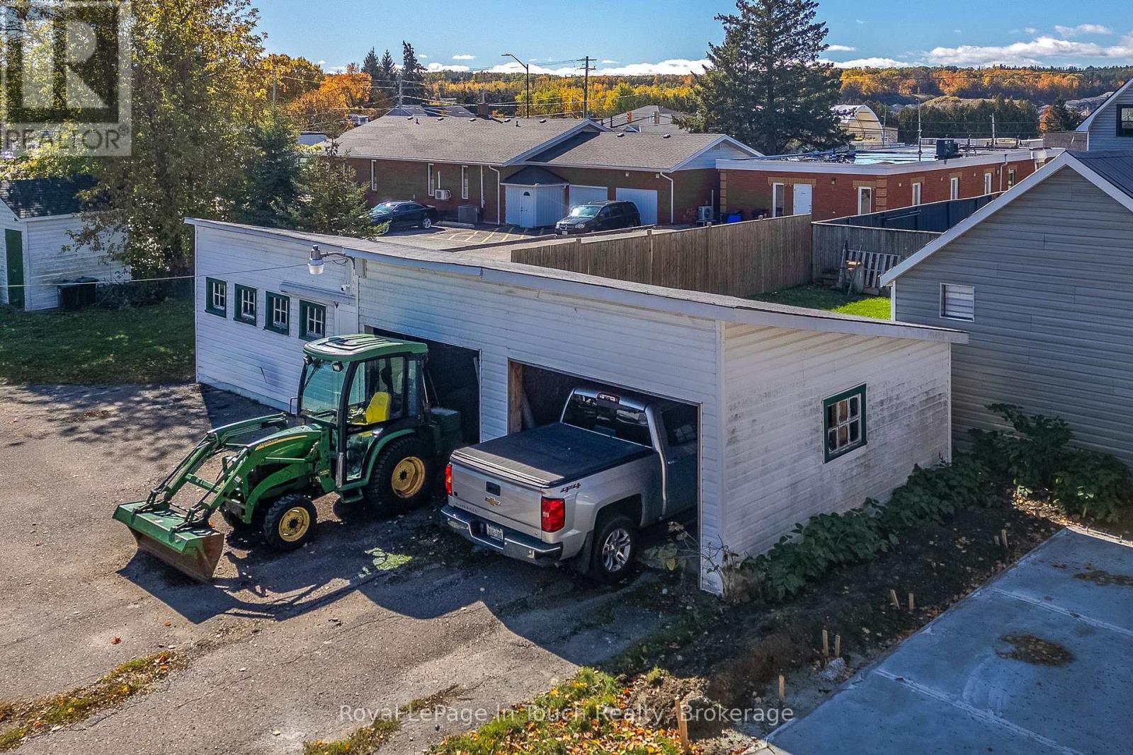 












32 MARIA STREET

,
Penetanguishene,




Ontario
L9M1L7

