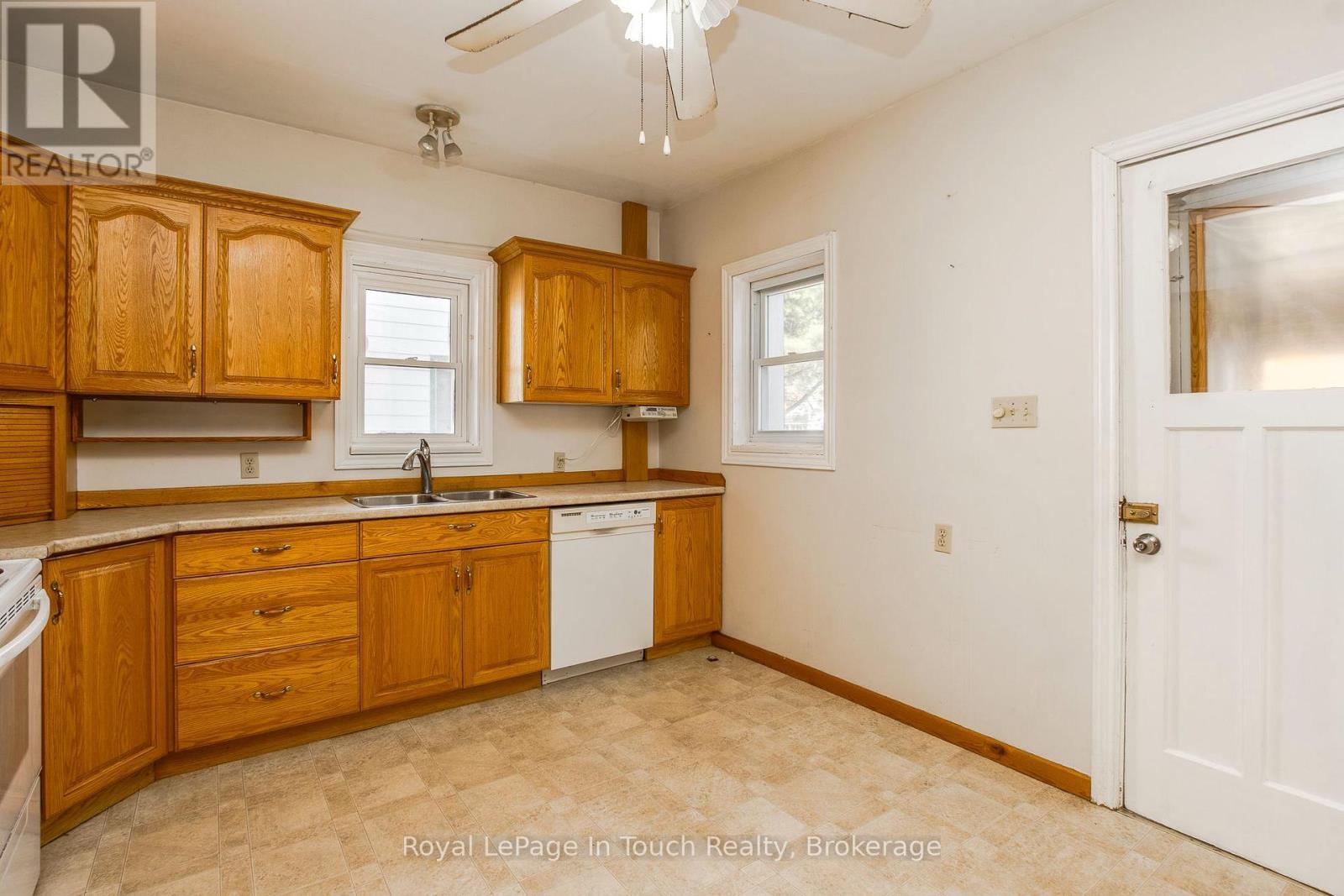 












32 MARIA STREET

,
Penetanguishene,




Ontario
L9M1L7

