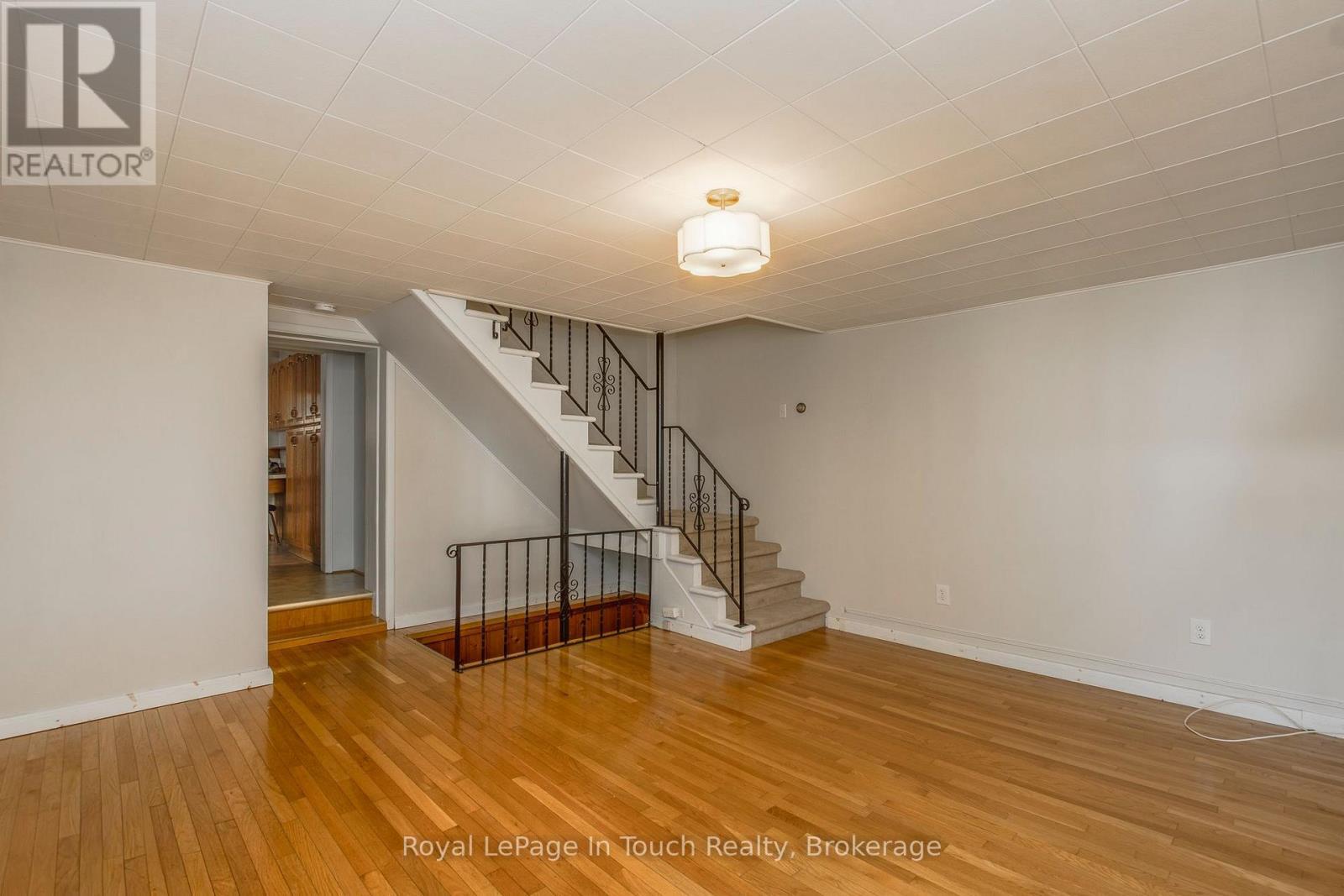 












32 MARIA STREET

,
Penetanguishene,




Ontario
L9M1L7

