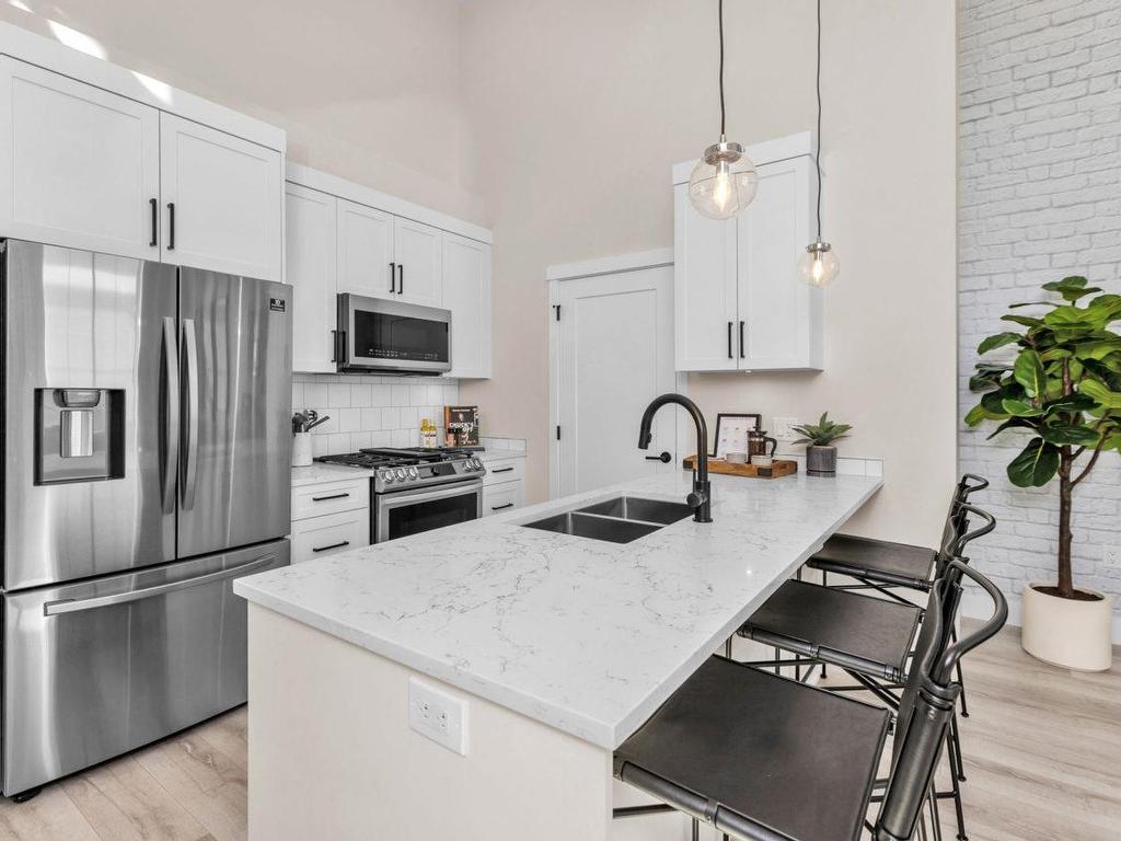 









22348


North

Avenue, 402,
Maple Ridge,




BC
X0X 0X0

