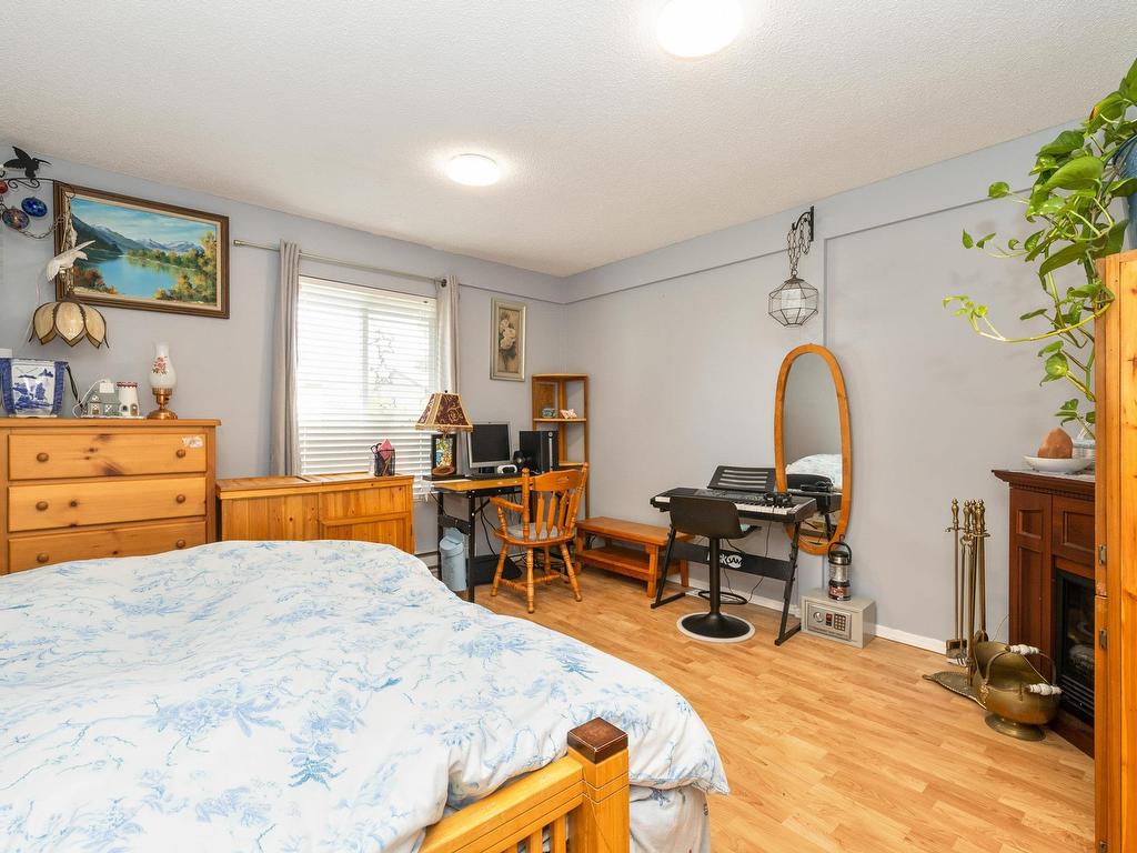 









22914


Storey

Avenue,
Maple Ridge,




BC
V2X 3W1

