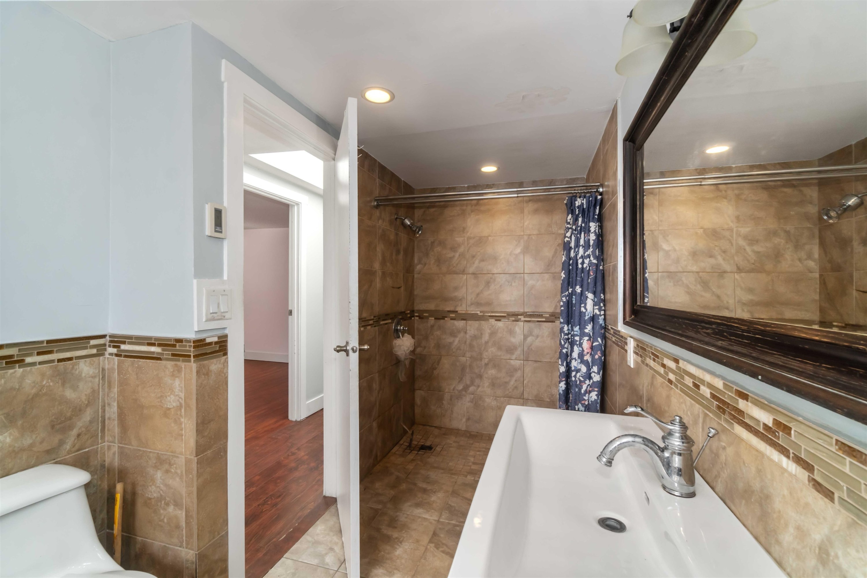 









242


26th

Avenue East,
Vancouver,




BC
V5V 2H3

