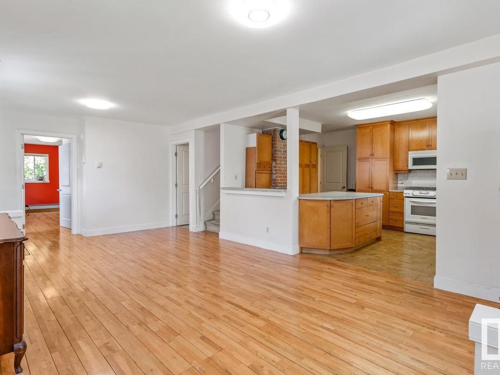 












11321 102 Street

,
Edmonton,




AB
T5G 2E5

