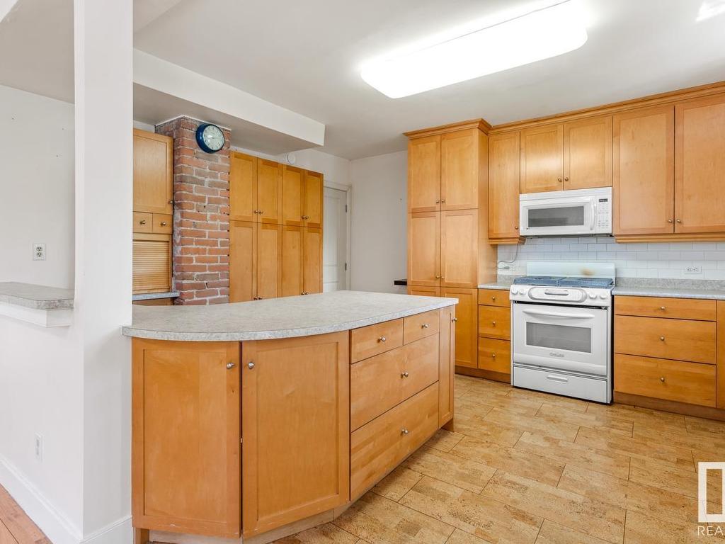 












11321 102 Street

,
Edmonton,




AB
T5G 2E5

