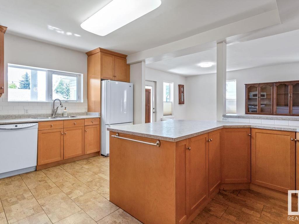 












11321 102 Street

,
Edmonton,




AB
T5G 2E5

