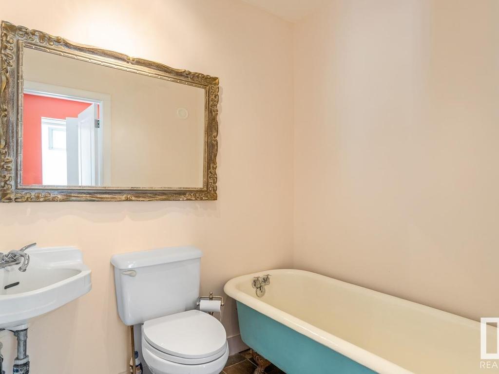 












11321 102 Street

,
Edmonton,




AB
T5G 2E5

