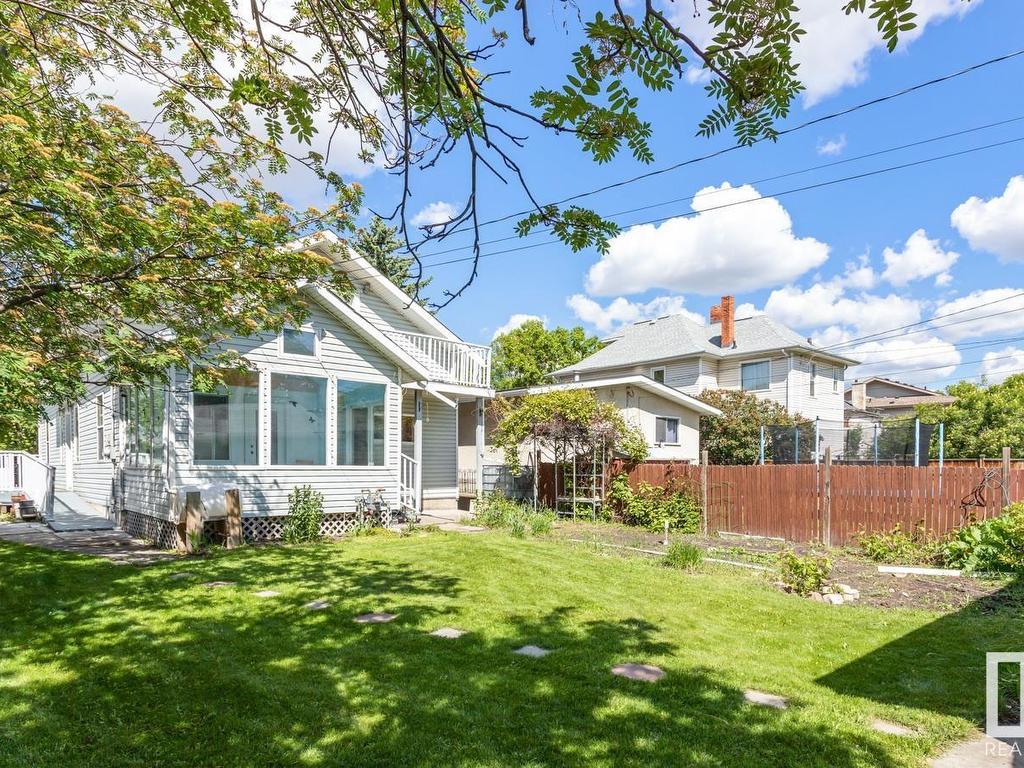 












11321 102 Street

,
Edmonton,




AB
T5G 2E5

