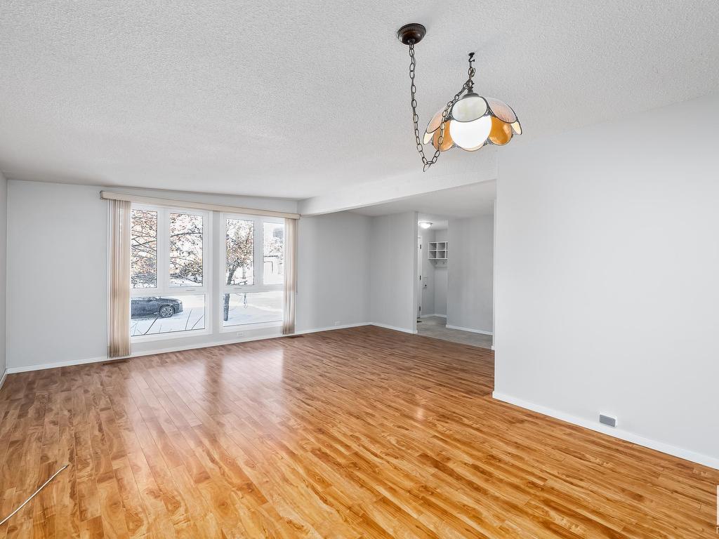 












10419 39 Avenue

,
Edmonton,




AB
T6J 2J4

