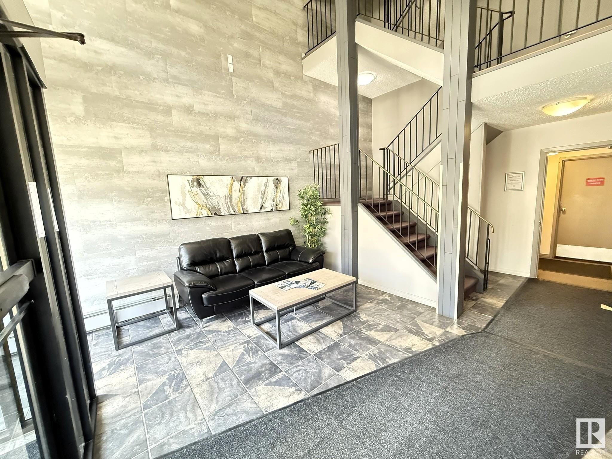 












37 10208 113 Street

,
Edmonton,




AB
T5K 1P4

