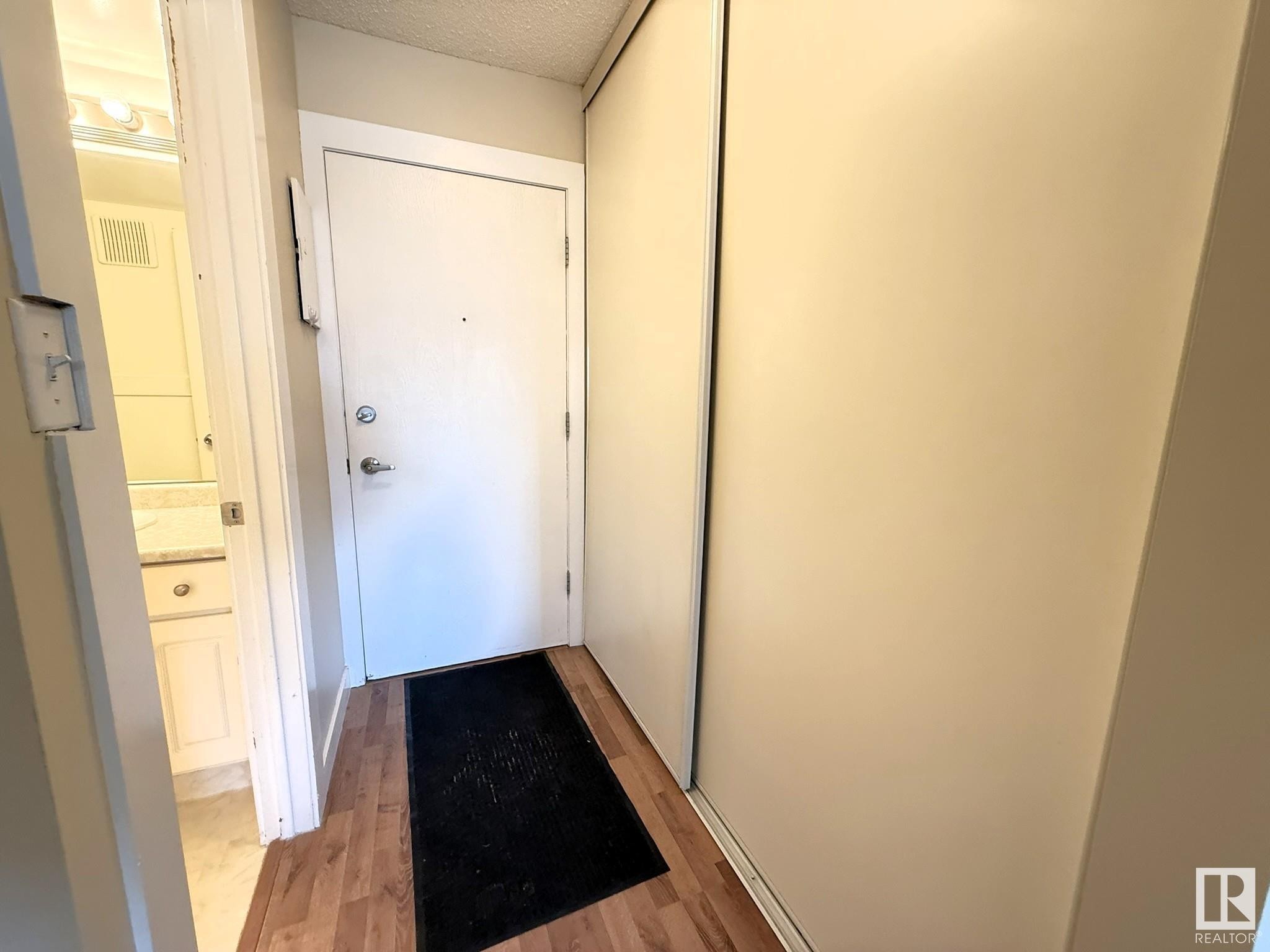 












37 10208 113 Street

,
Edmonton,




AB
T5K 1P4

