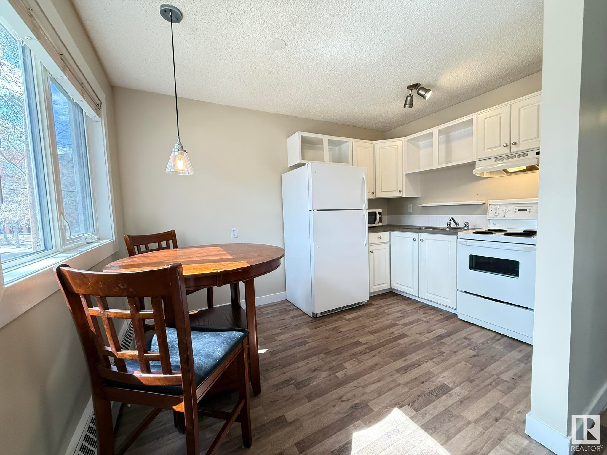 












37 10208 113 Street

,
Edmonton,




AB
T5K 1P4

