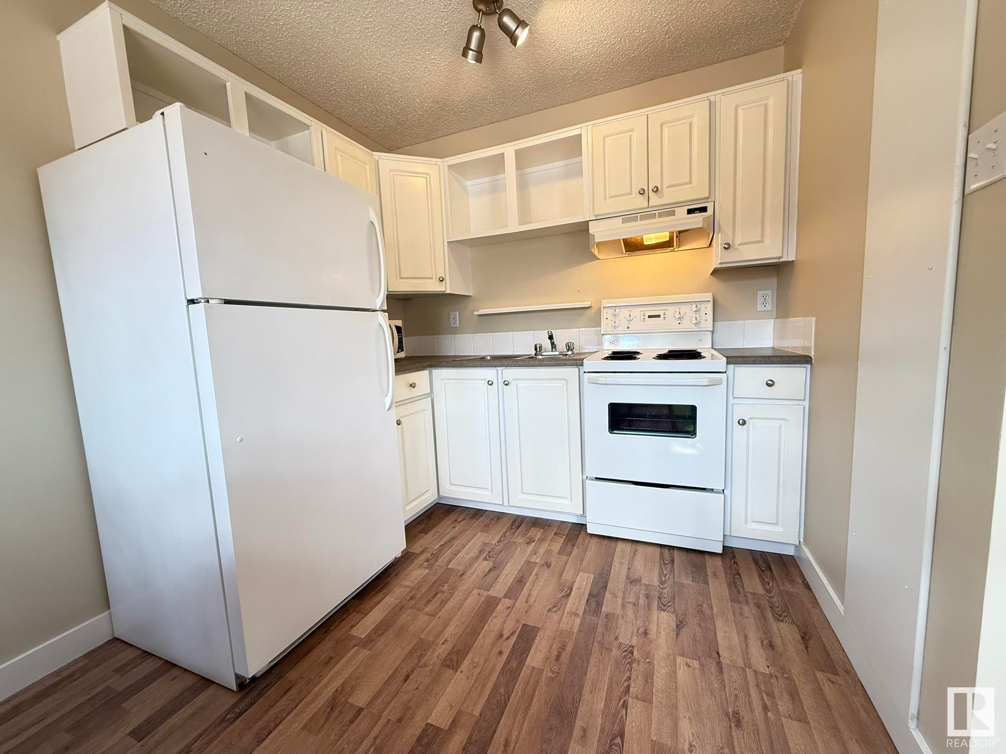 












37 10208 113 Street

,
Edmonton,




AB
T5K 1P4

