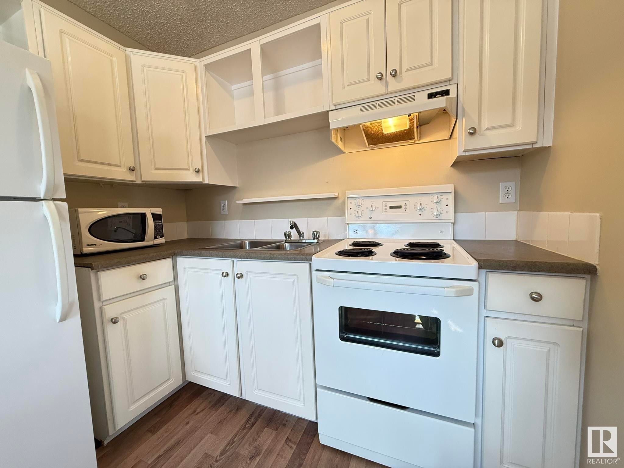 












37 10208 113 Street

,
Edmonton,




AB
T5K 1P4

