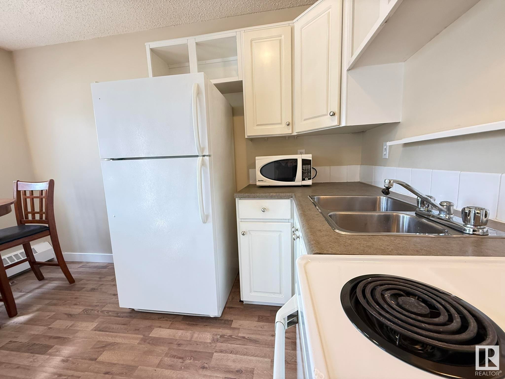 












37 10208 113 Street

,
Edmonton,




AB
T5K 1P4

