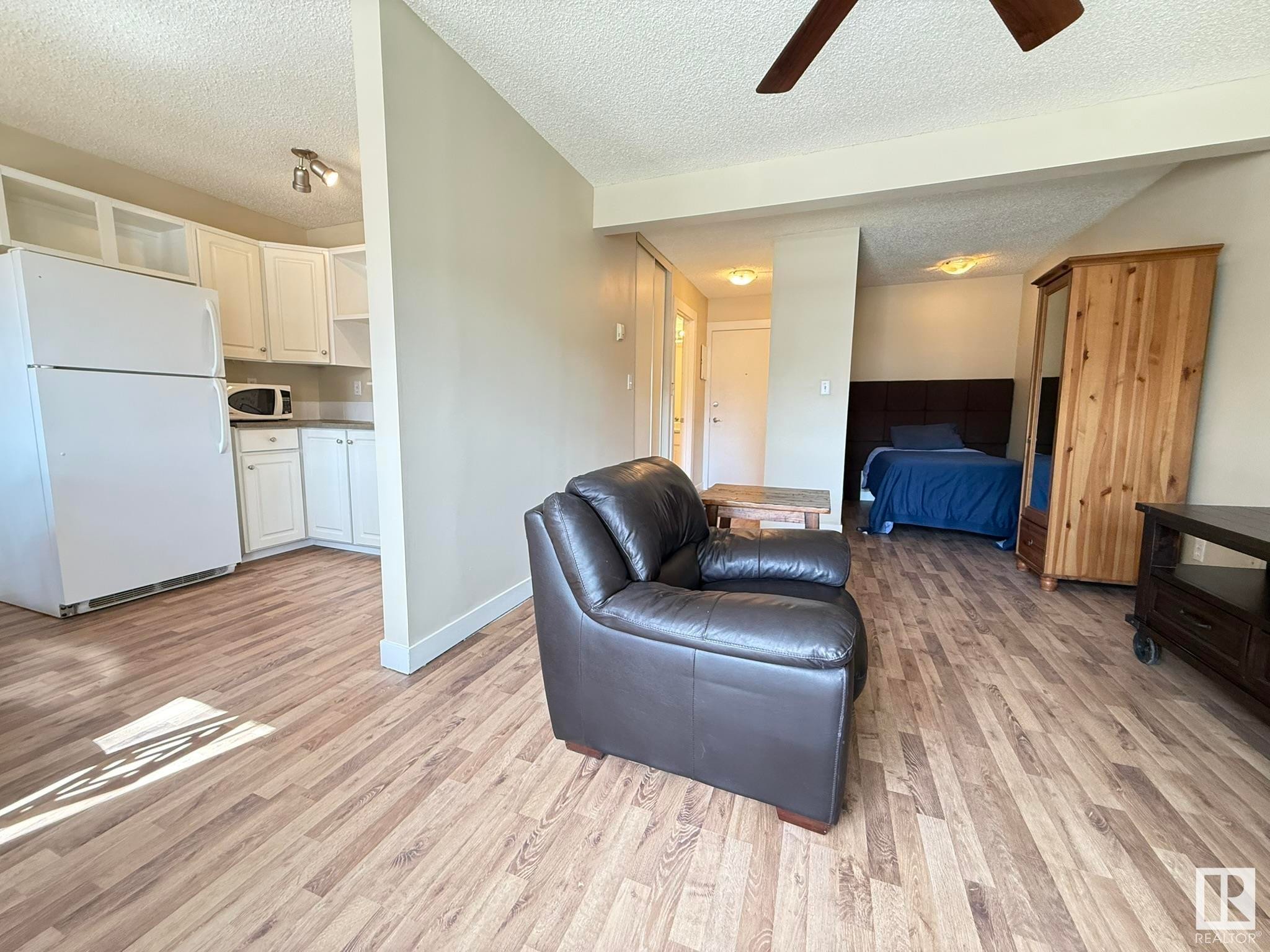 












37 10208 113 Street

,
Edmonton,




AB
T5K 1P4

