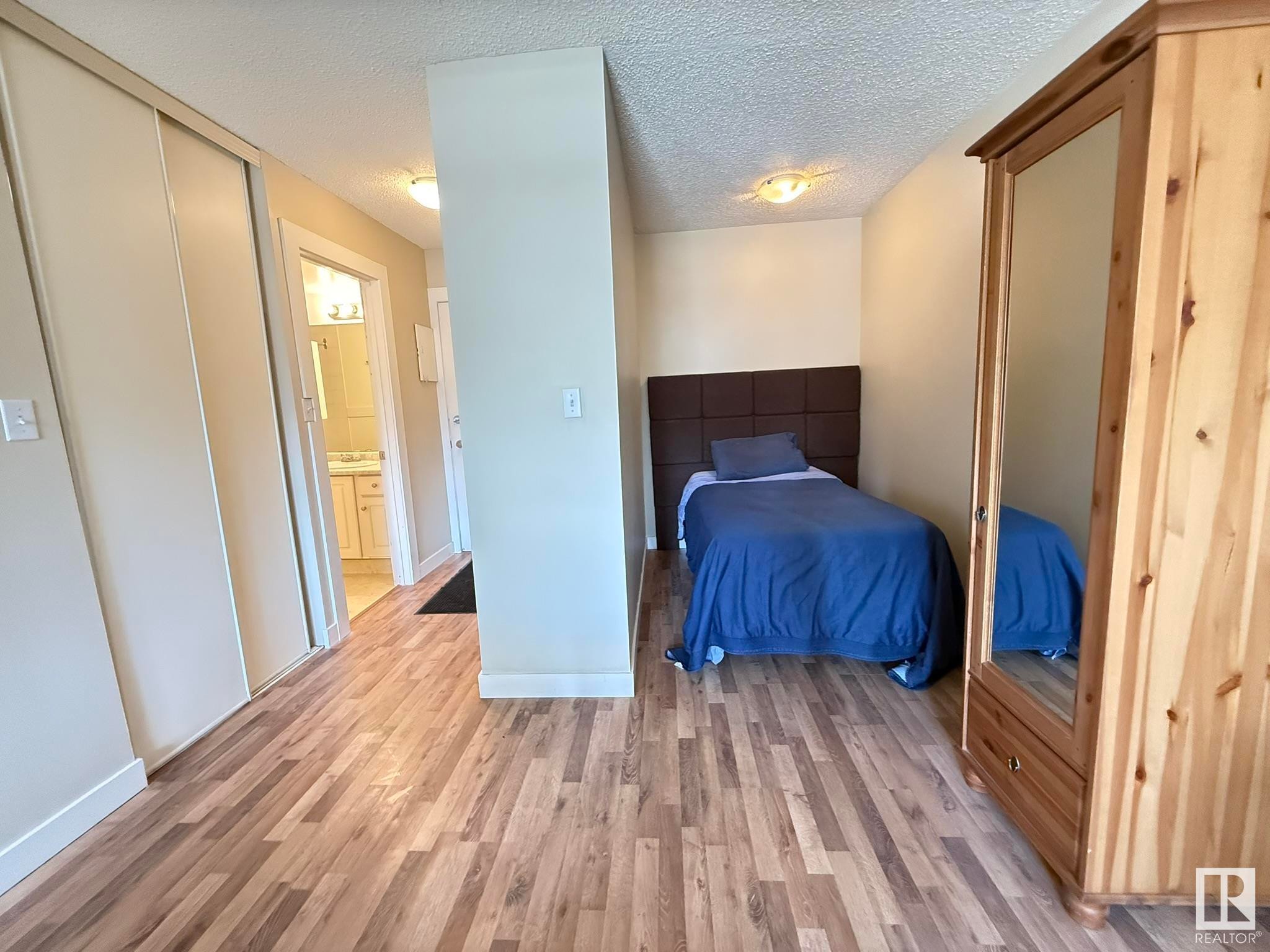 












37 10208 113 Street

,
Edmonton,




AB
T5K 1P4

