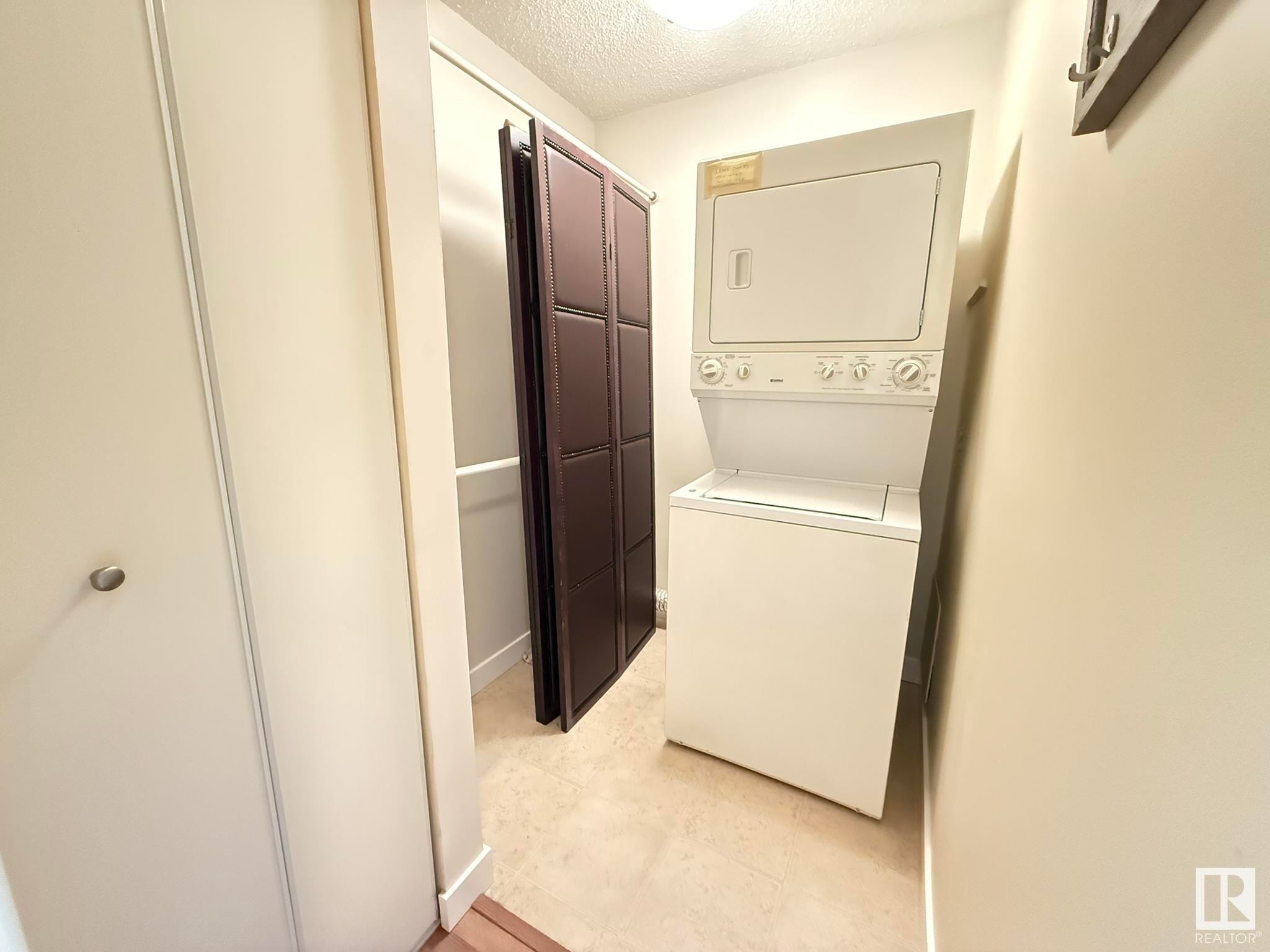 












37 10208 113 Street

,
Edmonton,




AB
T5K 1P4

