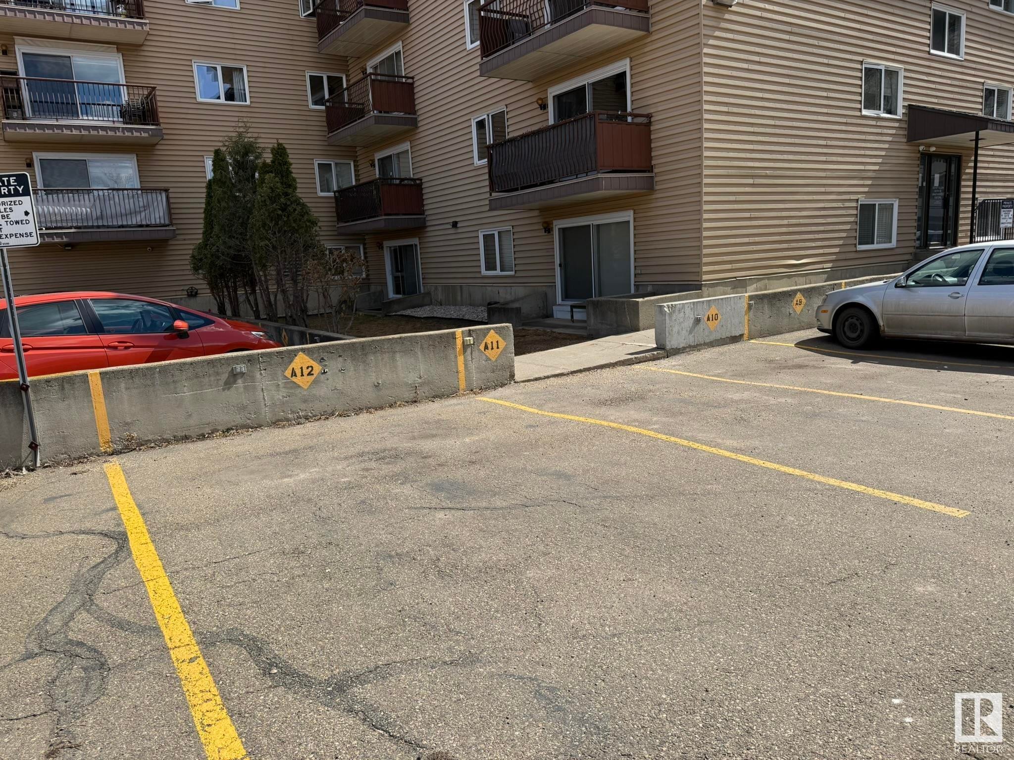 












37 10208 113 Street

,
Edmonton,




AB
T5K 1P4

