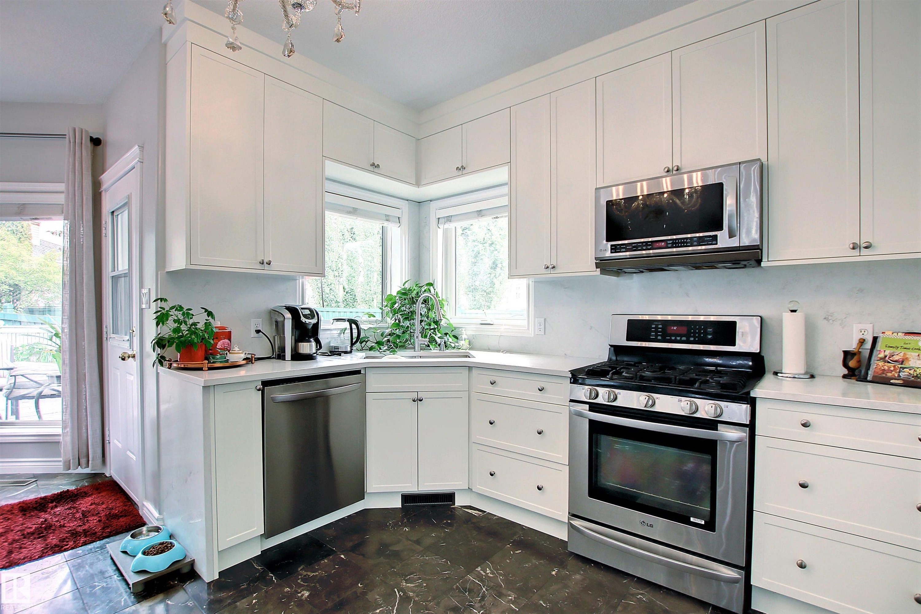 












329 HEATH Road

,
Edmonton,




AB
T6R 2X4

