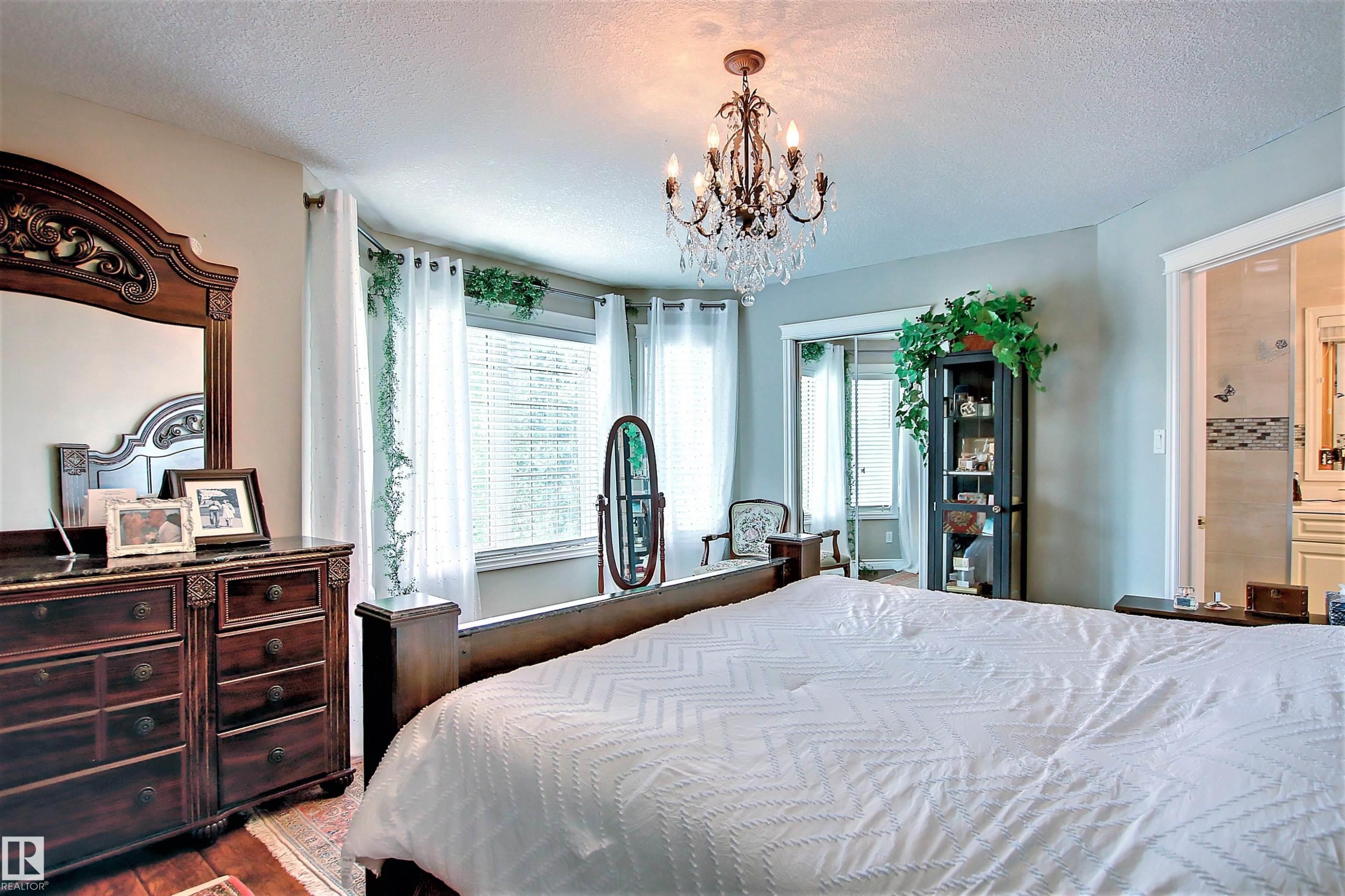












329 HEATH Road

,
Edmonton,




AB
T6R 2X4

