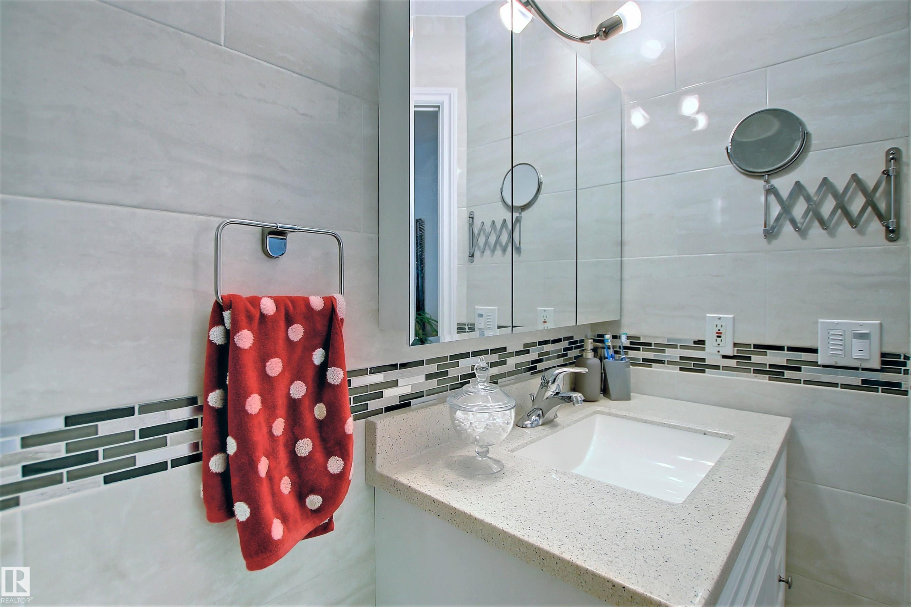 












329 HEATH Road

,
Edmonton,




AB
T6R 2X4

