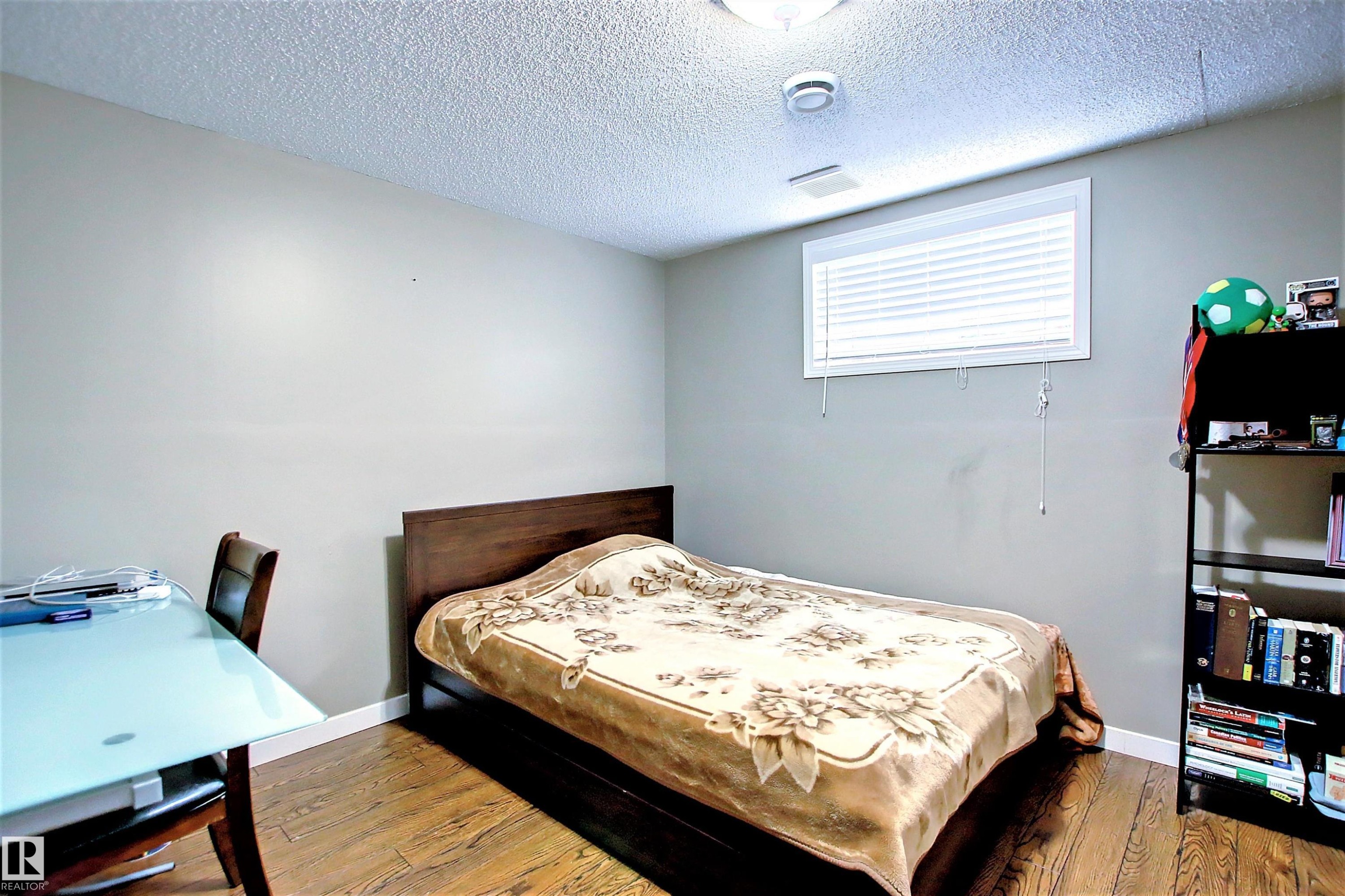 












329 HEATH Road

,
Edmonton,




AB
T6R 2X4

