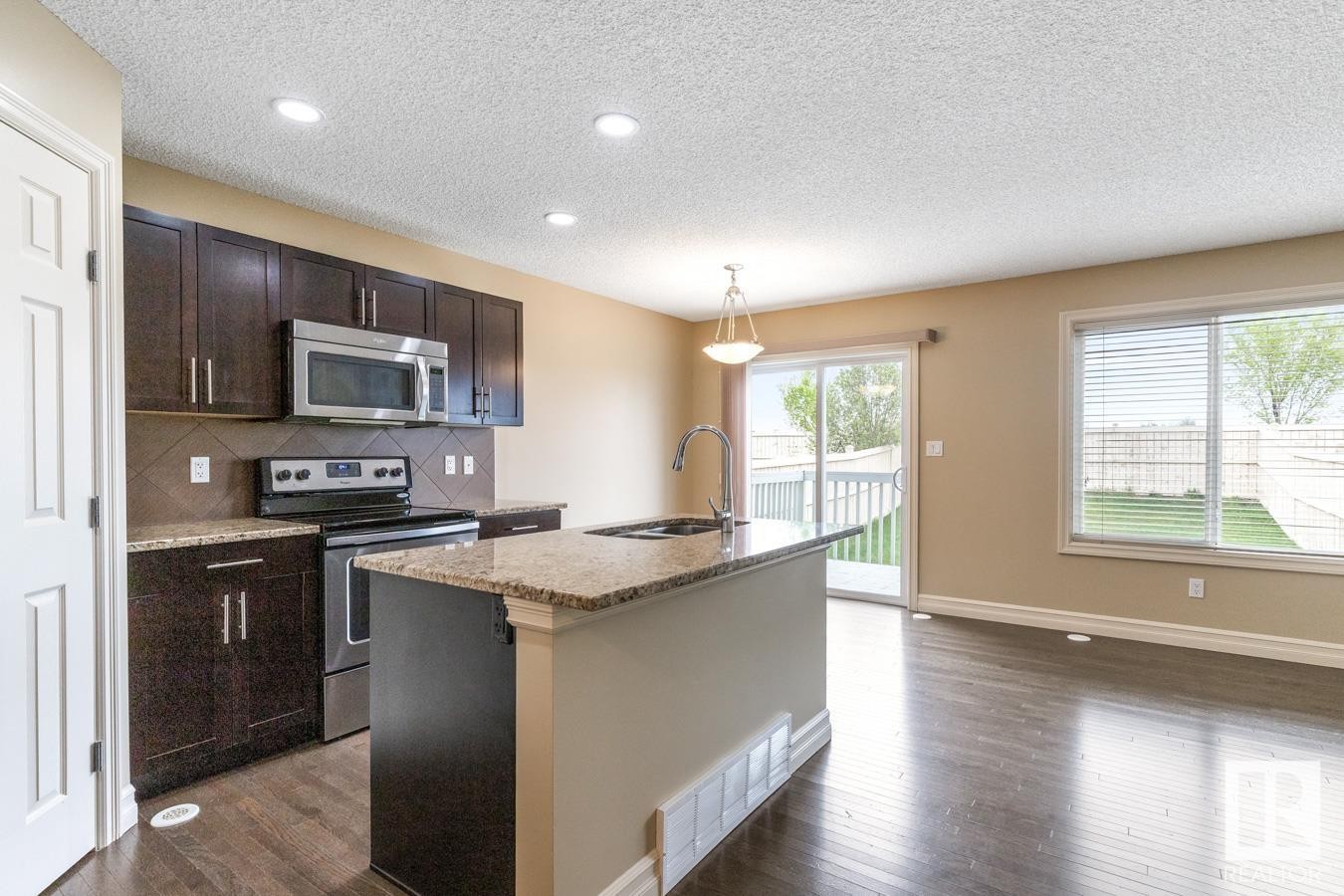 












16122 10 Avenue

,
Edmonton,




AB
T6W 2G9

