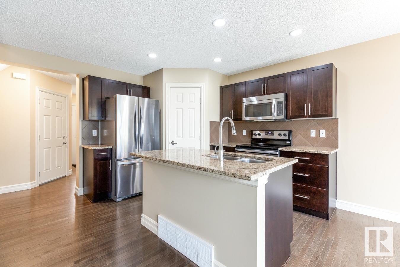 












16122 10 Avenue

,
Edmonton,




AB
T6W 2G9

