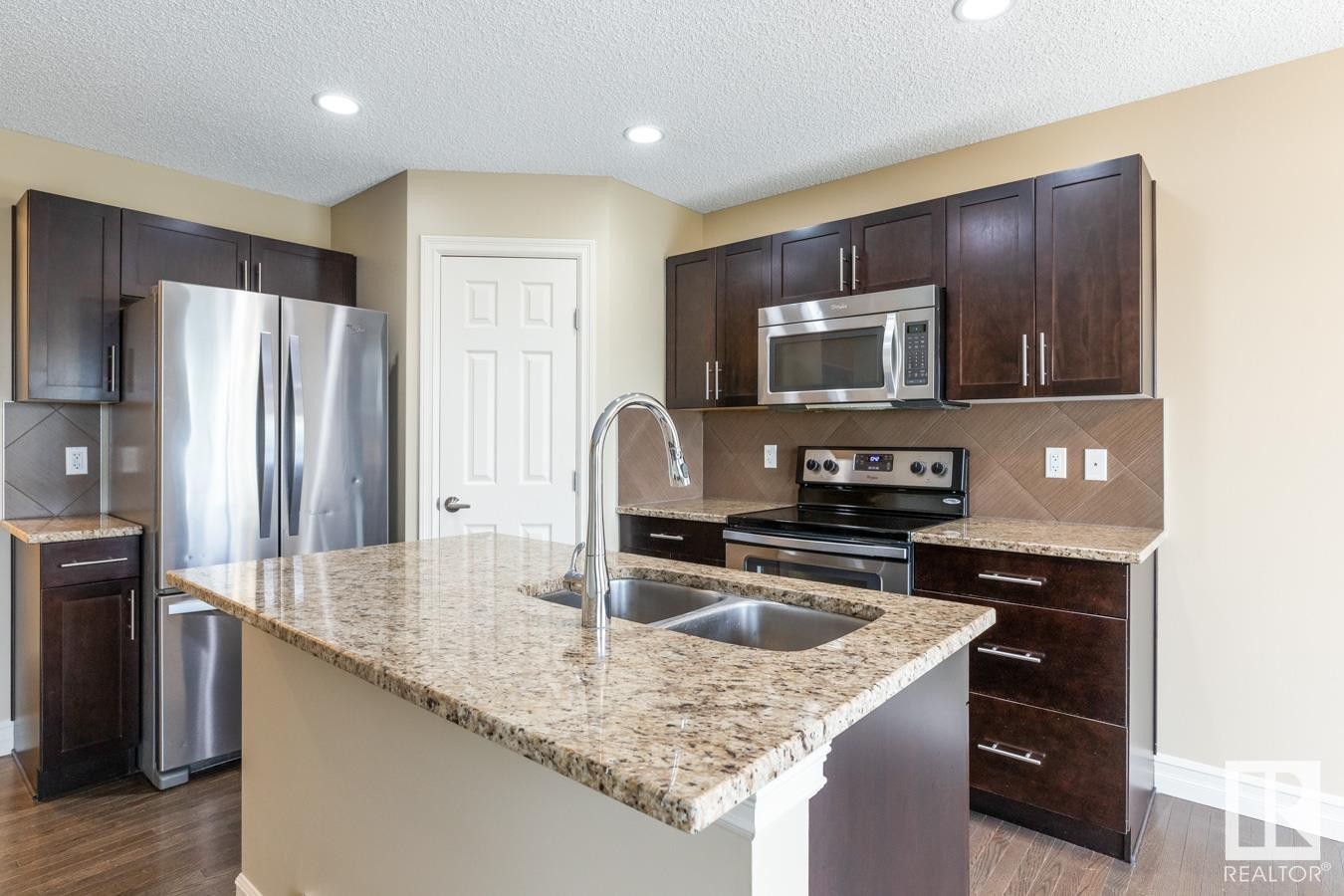 












16122 10 Avenue

,
Edmonton,




AB
T6W 2G9

