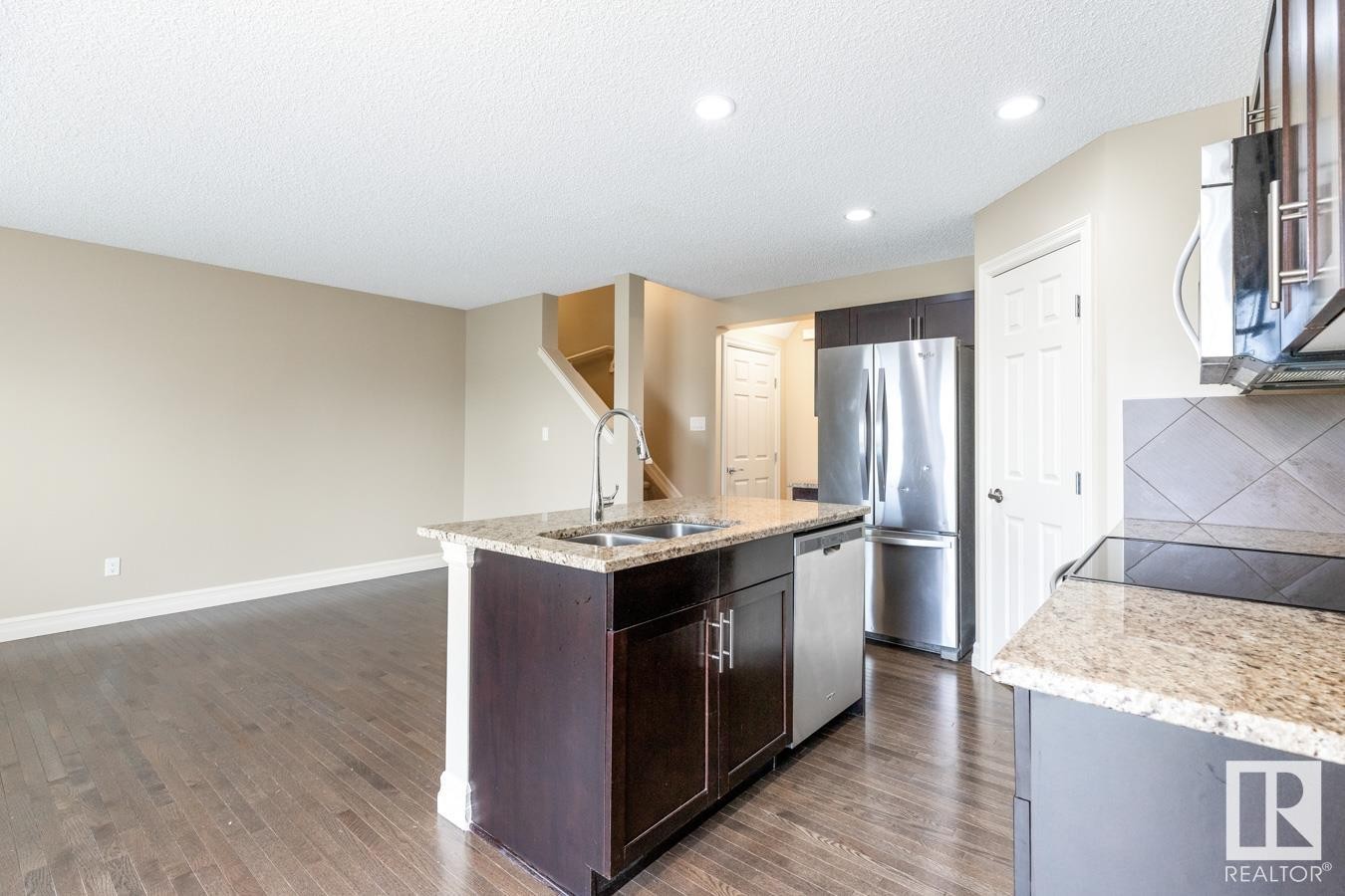 












16122 10 Avenue

,
Edmonton,




AB
T6W 2G9

