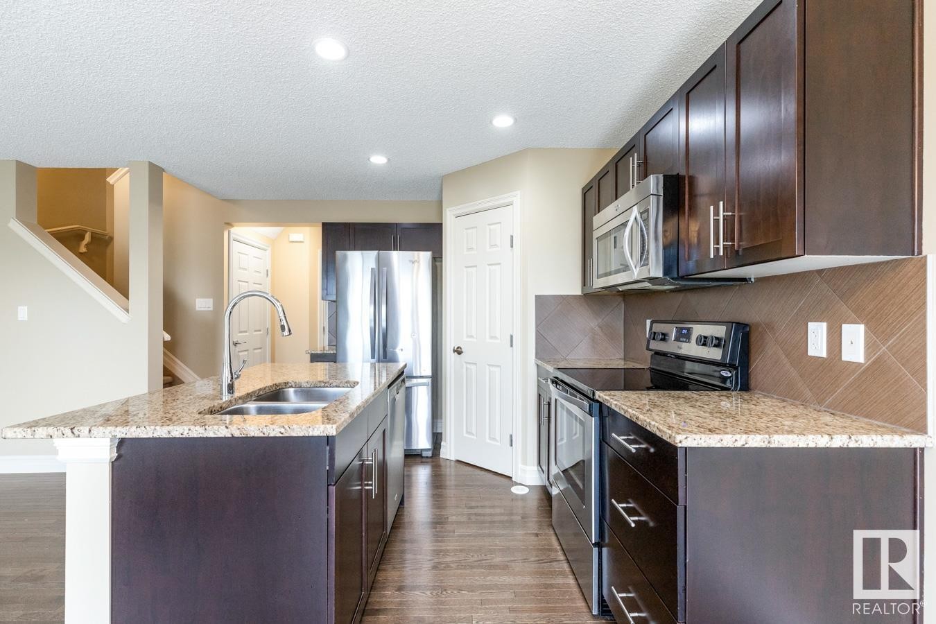 












16122 10 Avenue

,
Edmonton,




AB
T6W 2G9

