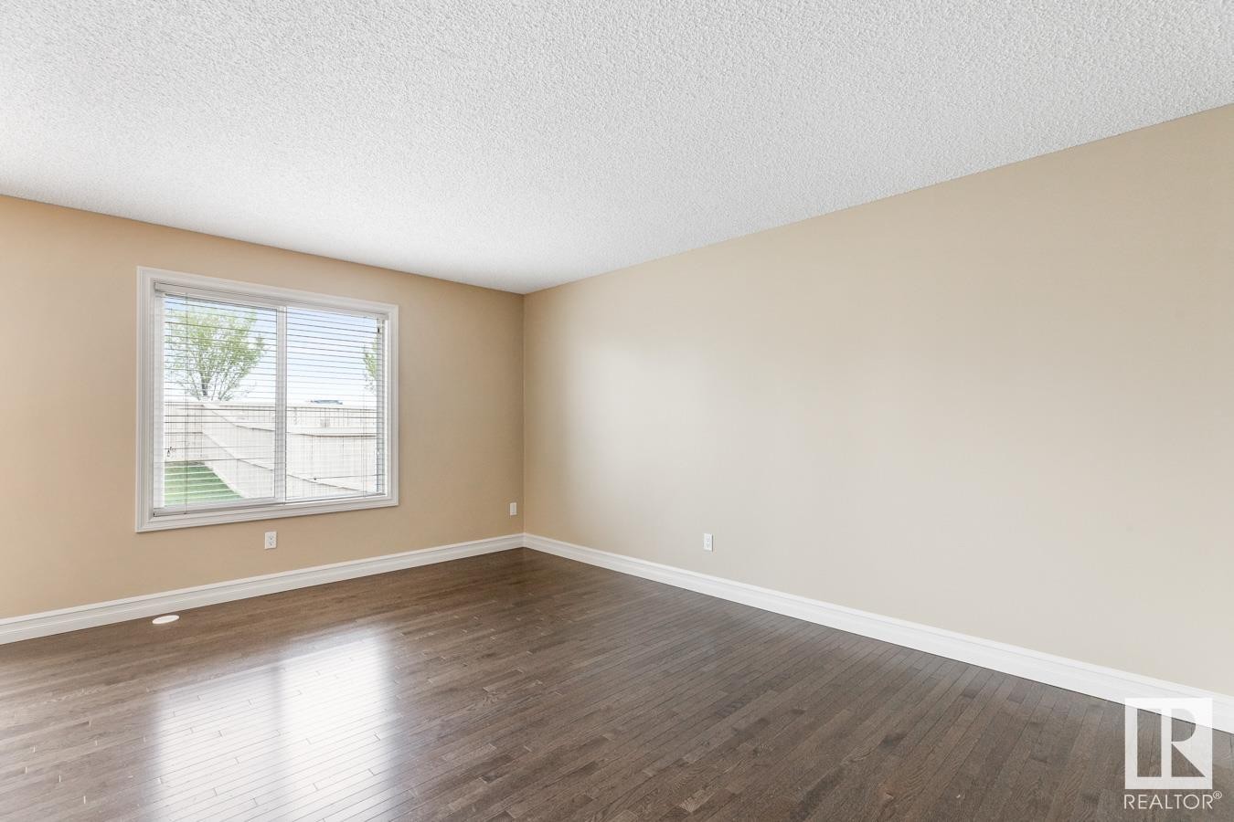 












16122 10 Avenue

,
Edmonton,




AB
T6W 2G9

