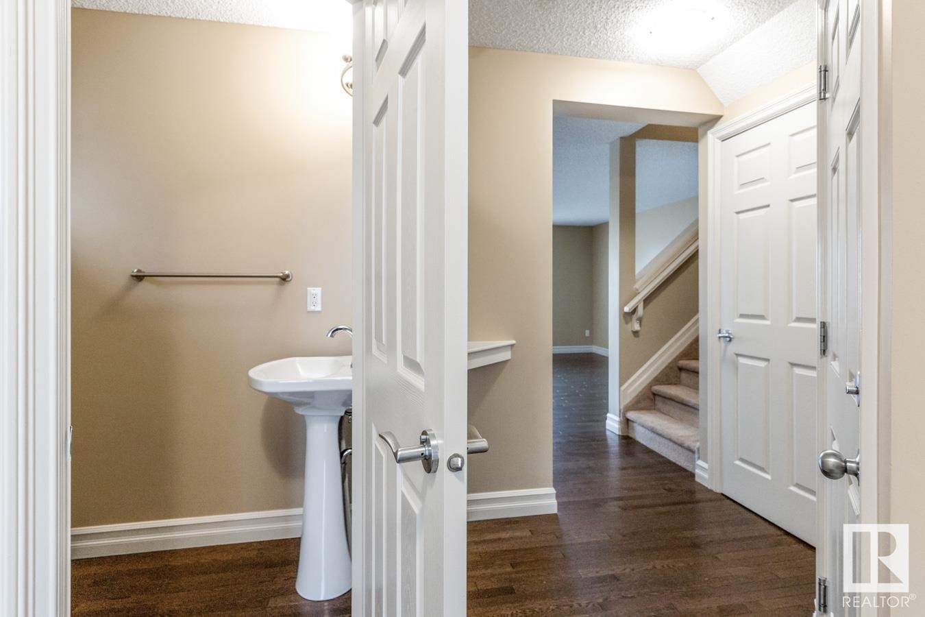 












16122 10 Avenue

,
Edmonton,




AB
T6W 2G9

