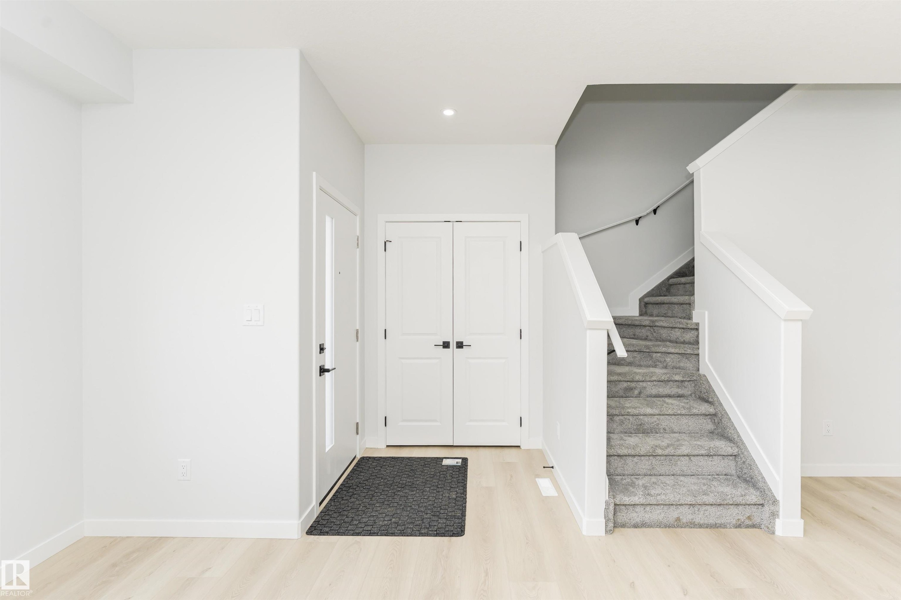 












6397 King Wynd

,
Edmonton,




AB
T6W 5J3

