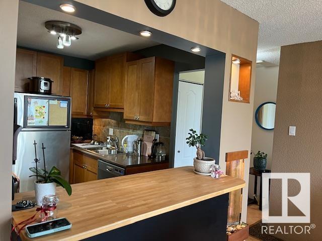 












905 9916 113 Street

,
Edmonton,




AB
T5K 2N3

