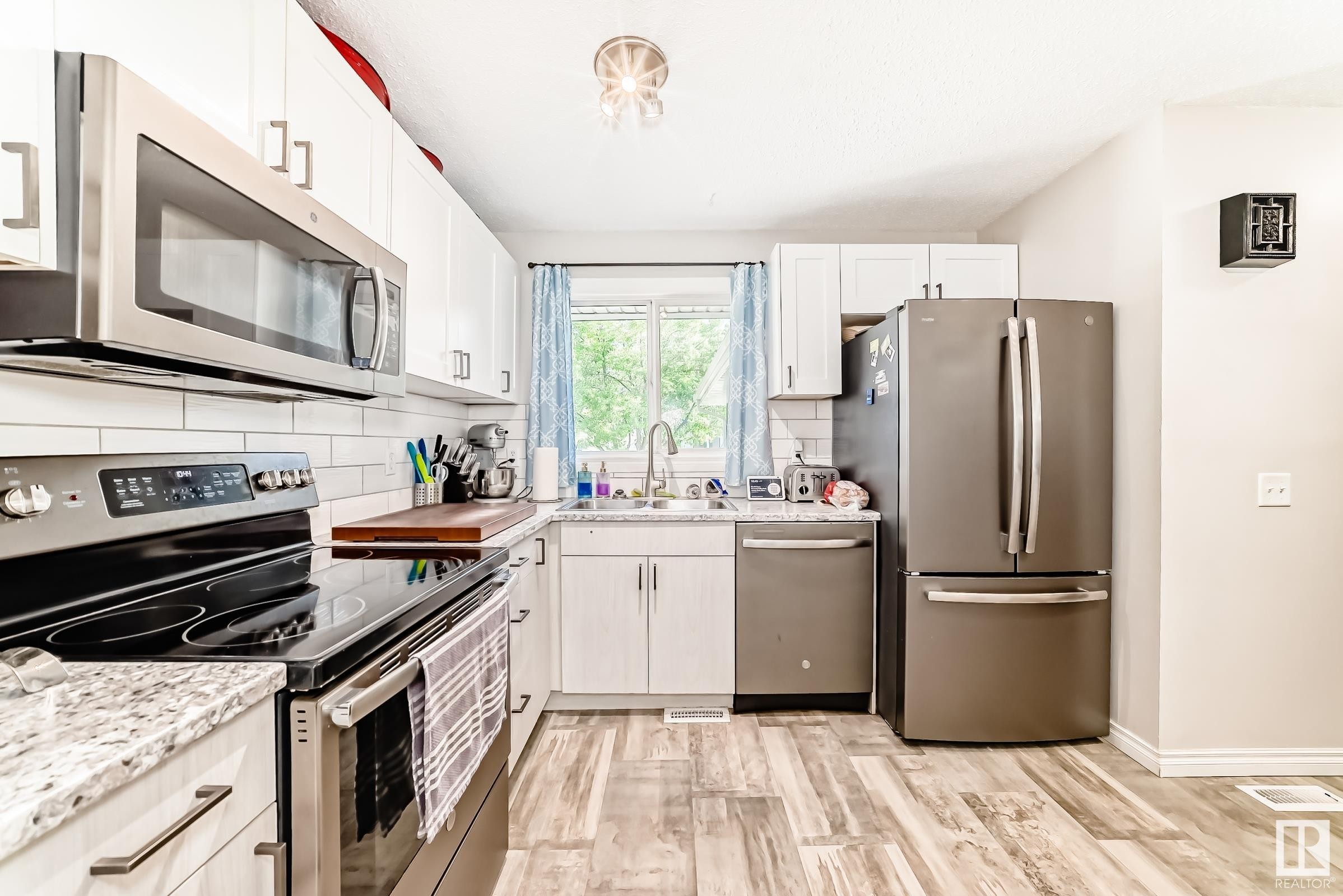 












33 GRANDIN WOODS

,
St. Albert,




AB
T8N 2Y4

