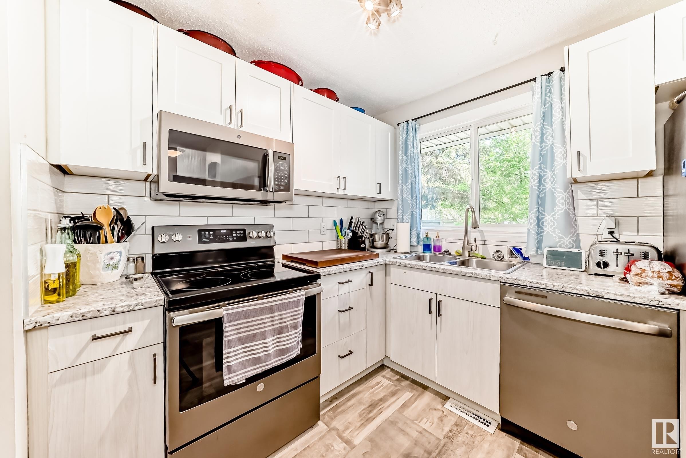 












33 GRANDIN WOODS

,
St. Albert,




AB
T8N 2Y4

