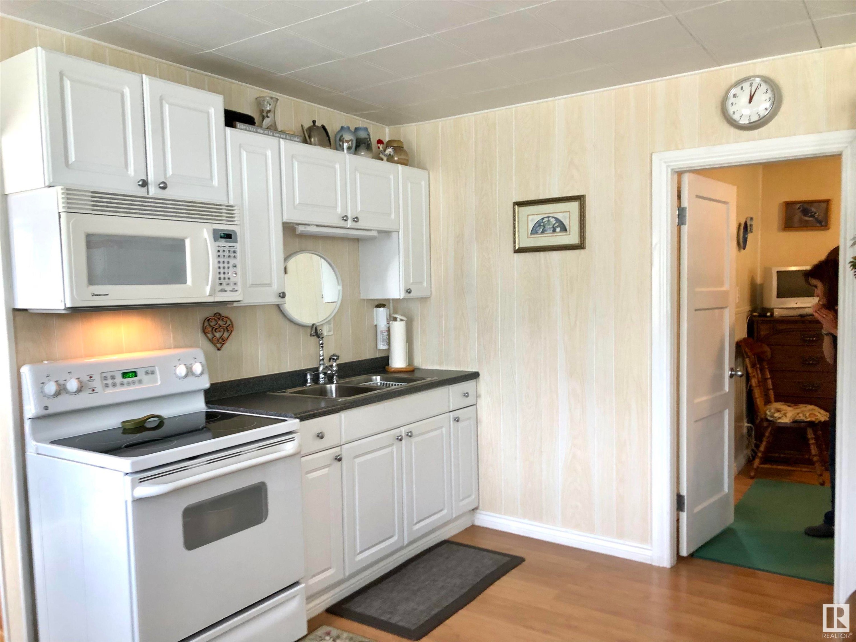 












5084 4 Street

,
Rural Lac Ste. Anne County,







AB
T0E 1V0

