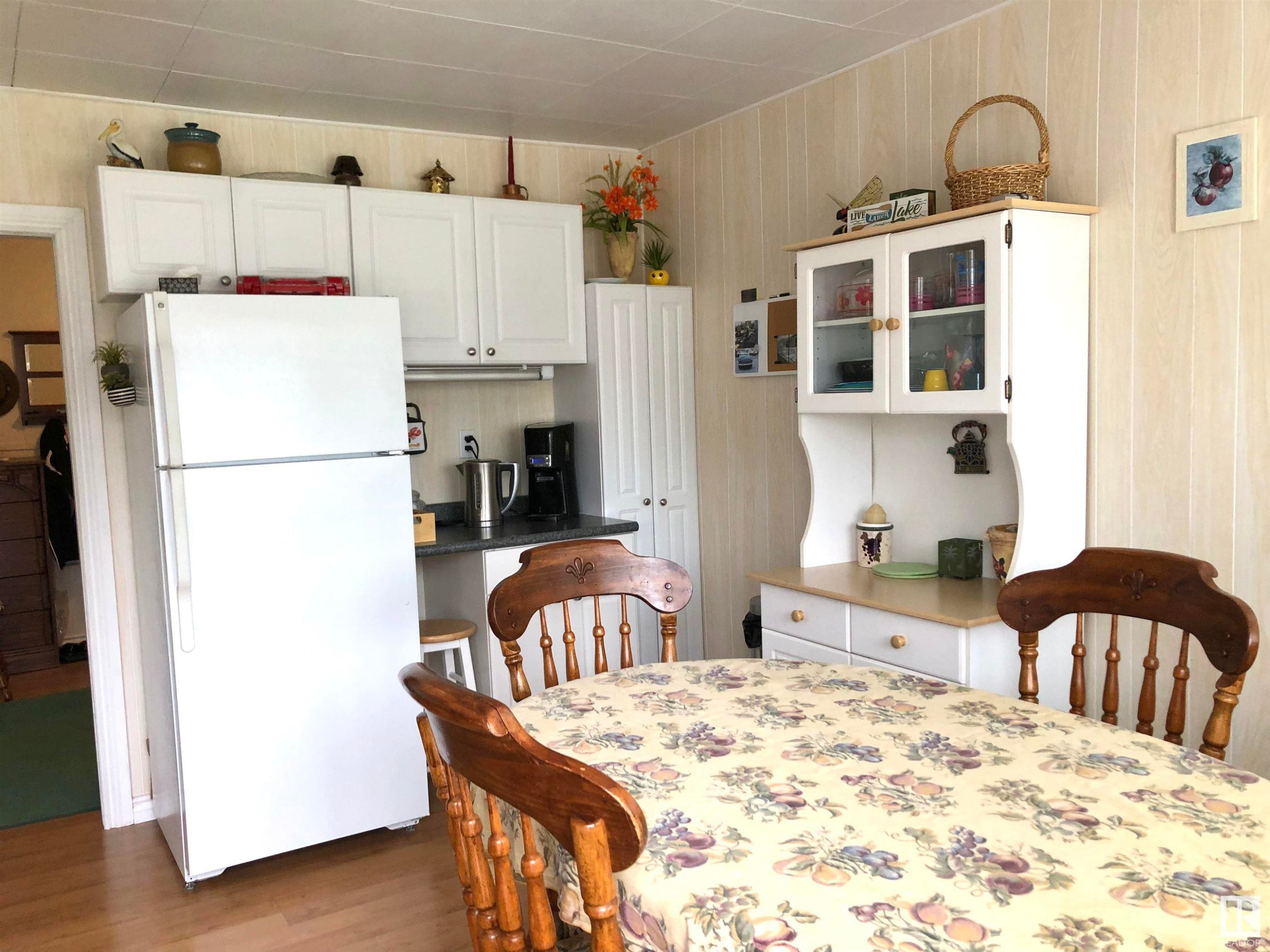












5084 4 Street

,
Rural Lac Ste. Anne County,







AB
T0E 1V0

