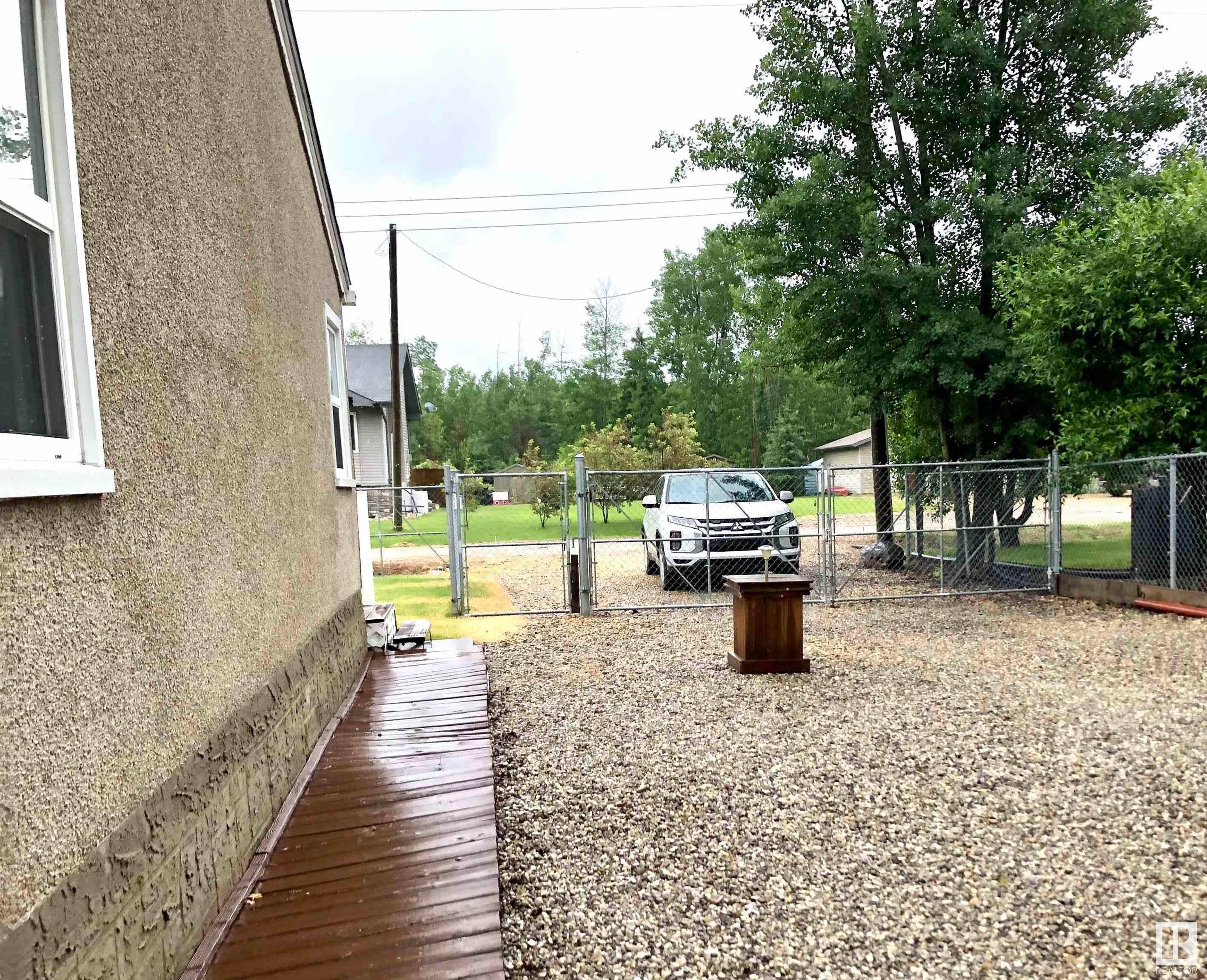 












5084 4 Street

,
Rural Lac Ste. Anne County,







AB
T0E 1V0

